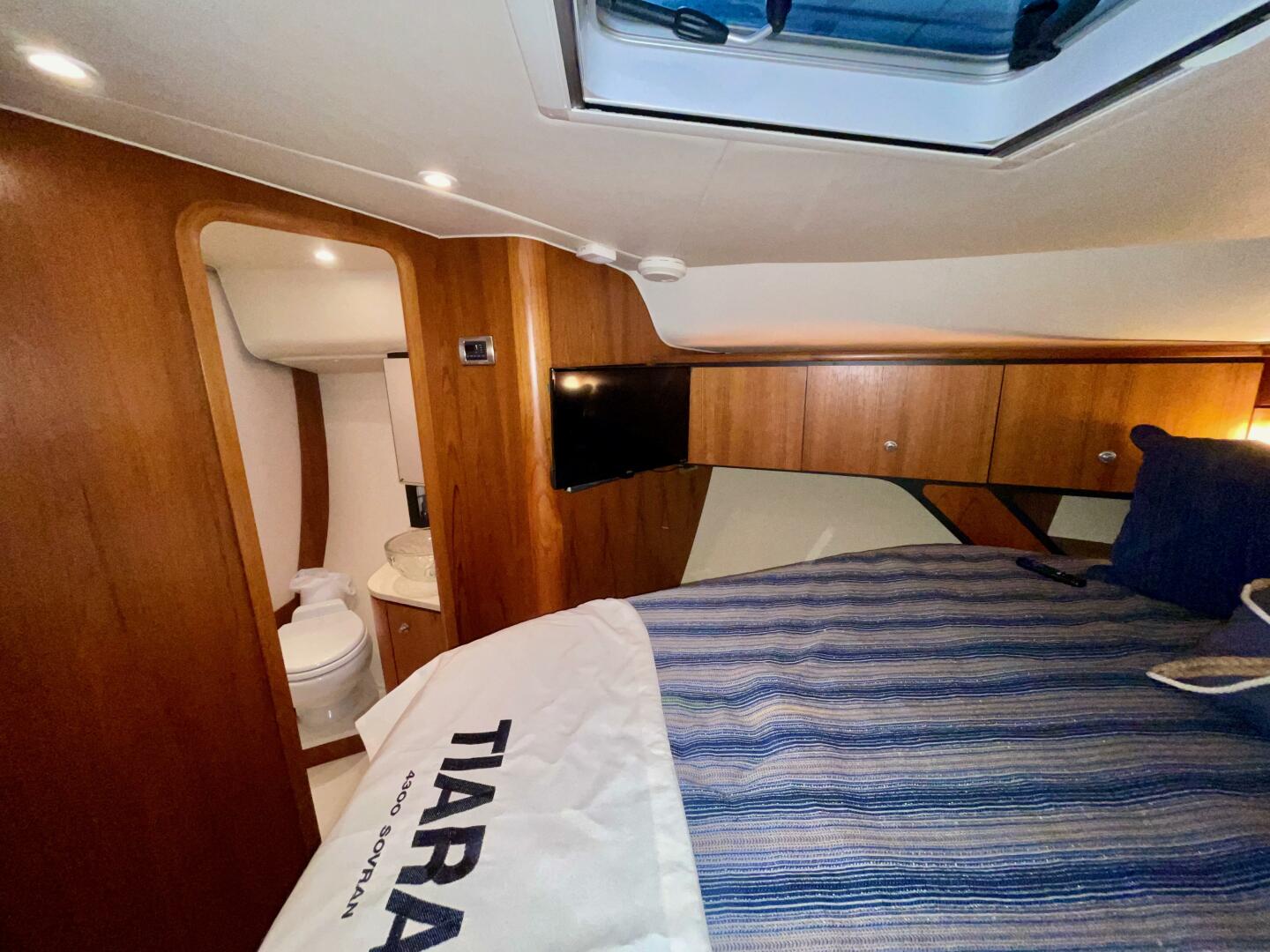 Slide: The Image of Tiara 4300 Sovran 2007 - 5243216