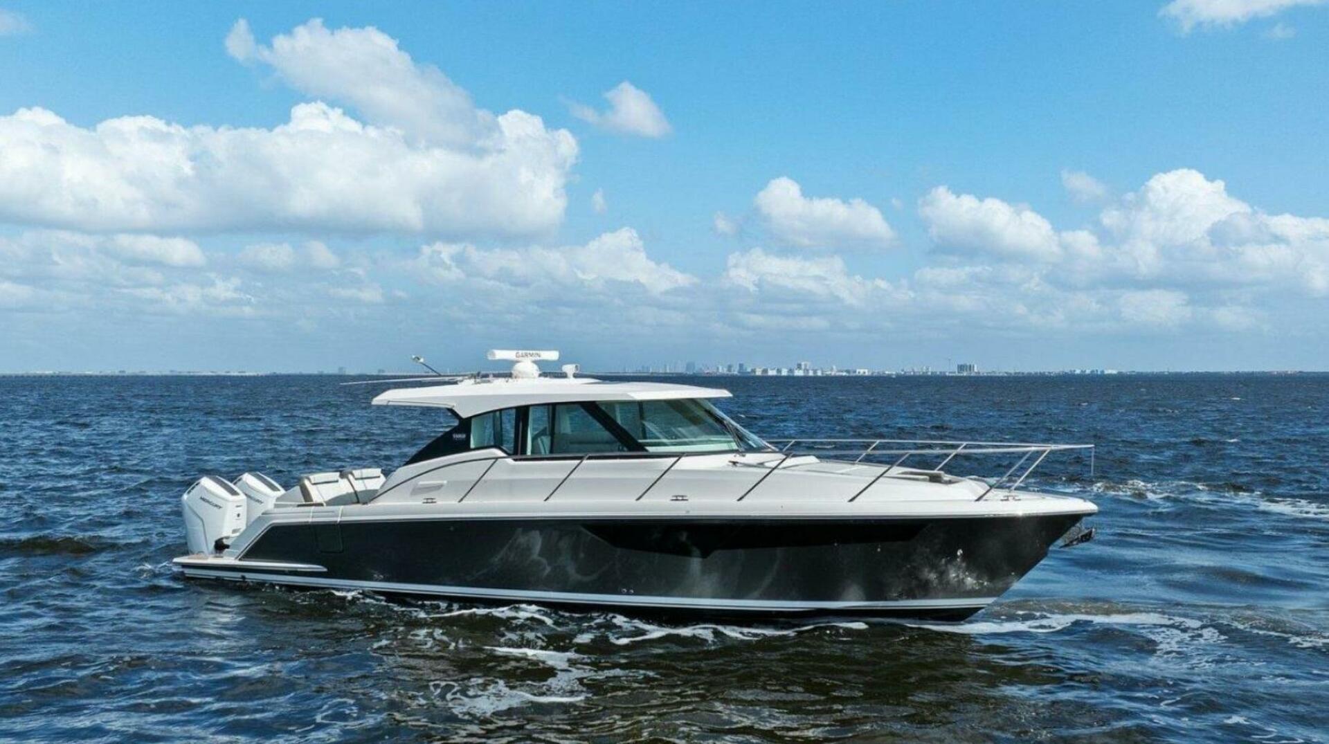 Slide: The Image of 2022 Tiara Sport 43 LE - 5502255