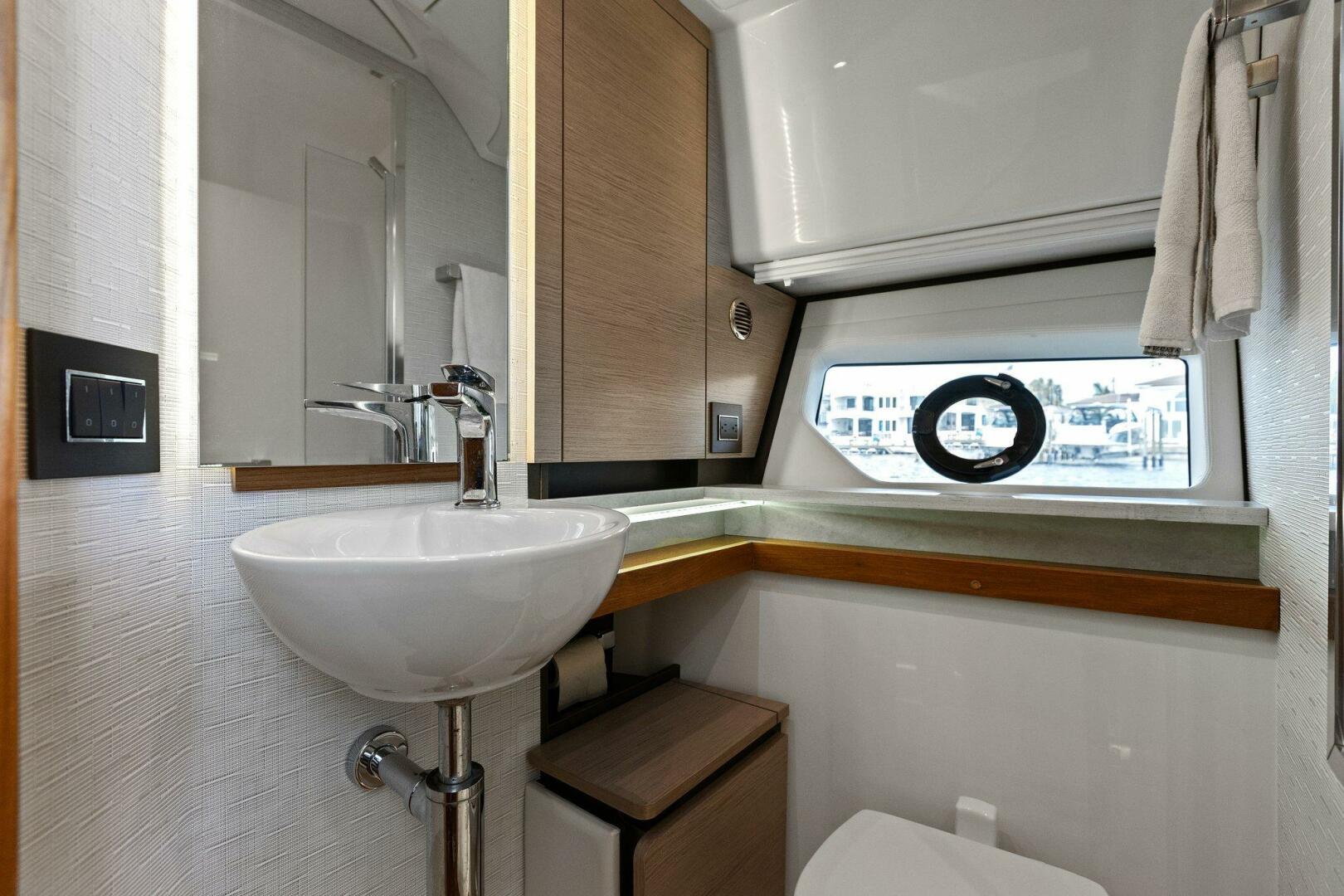 Slide: The Image of 2022 Tiara Sport 43 LE - 4746569