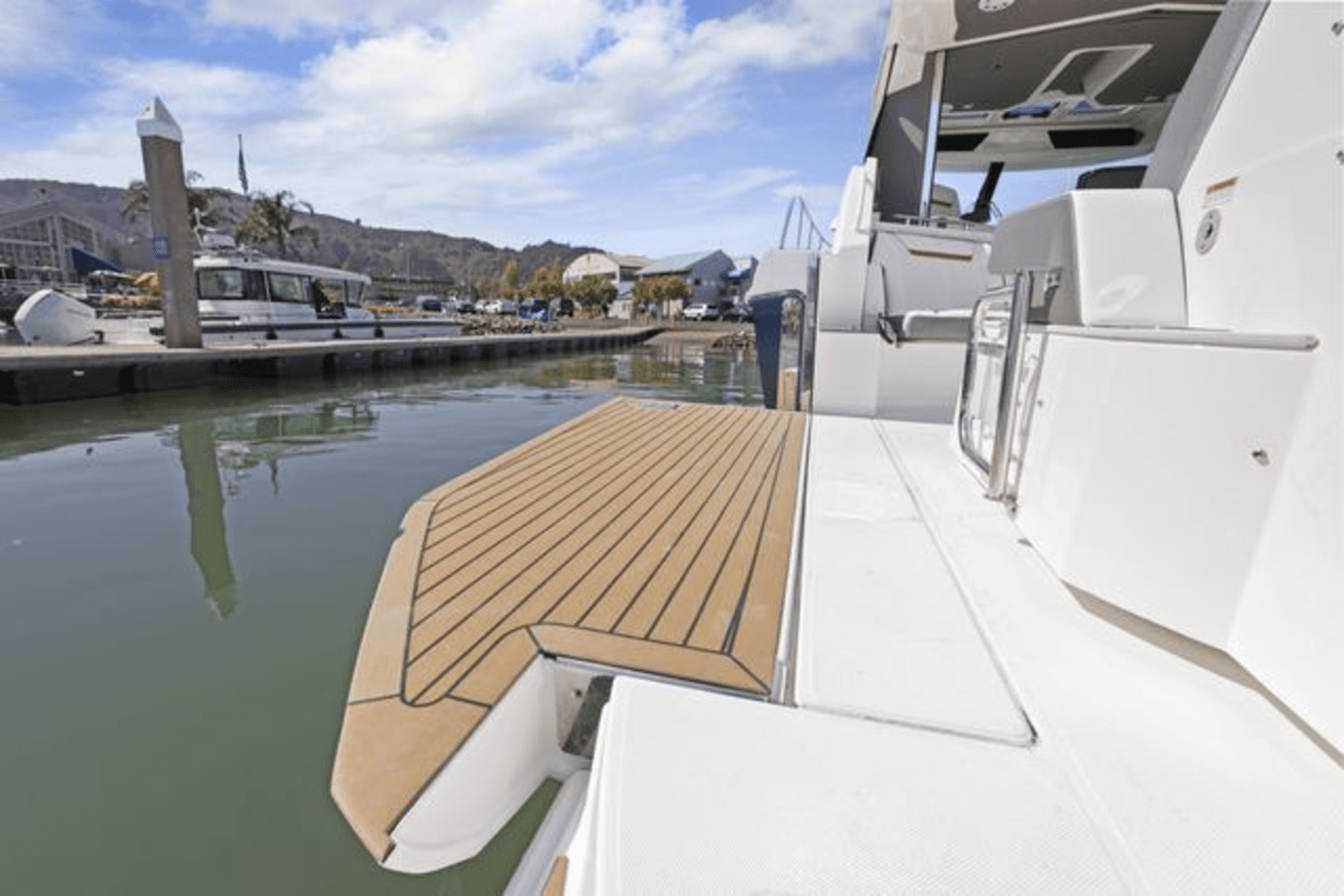 Slide: The Image of Tiara 43LE 2022 - 16