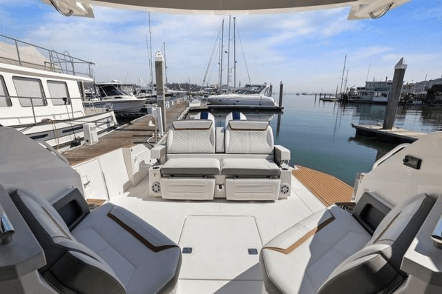 Slide: The Image of Tiara 43LE 2022 - 17