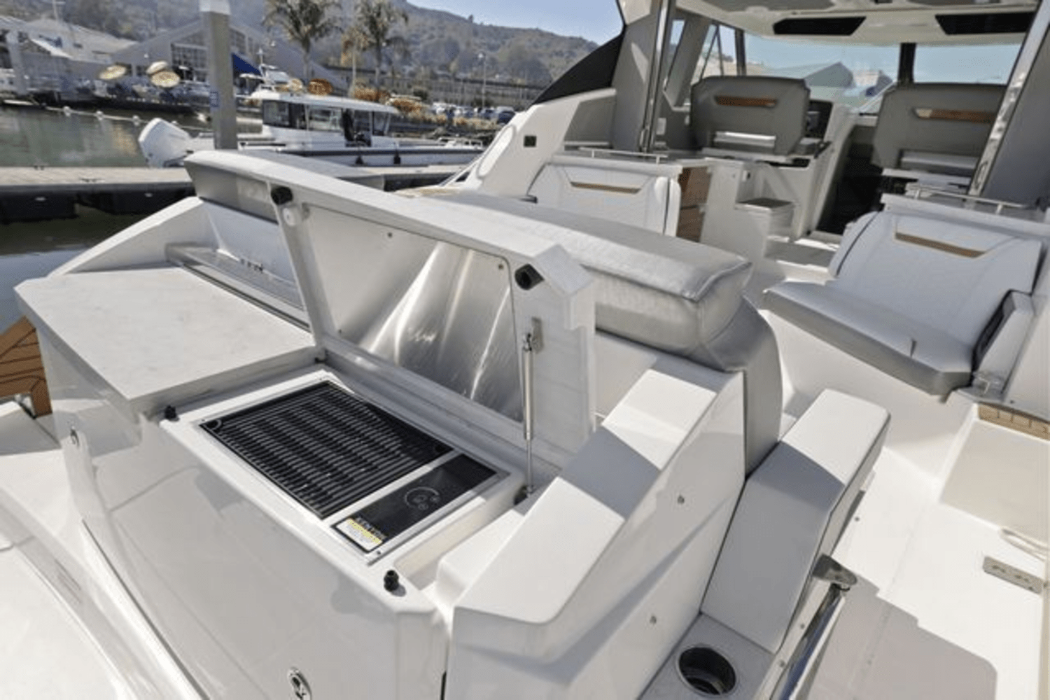 Slide: The Image of Tiara 43LE 2022 - 18