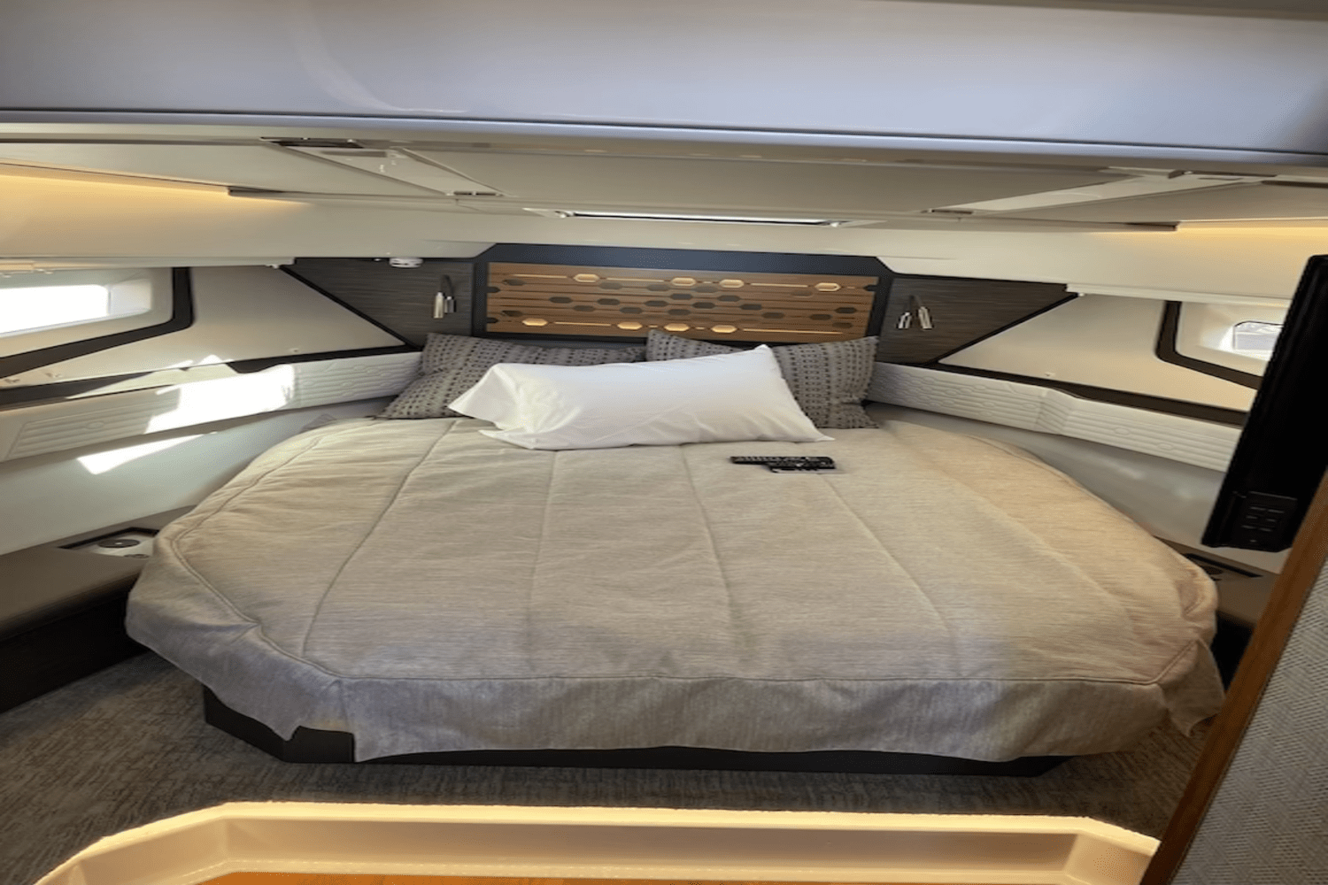 Slide: The Image of Tiara 43LE 2022 - 2