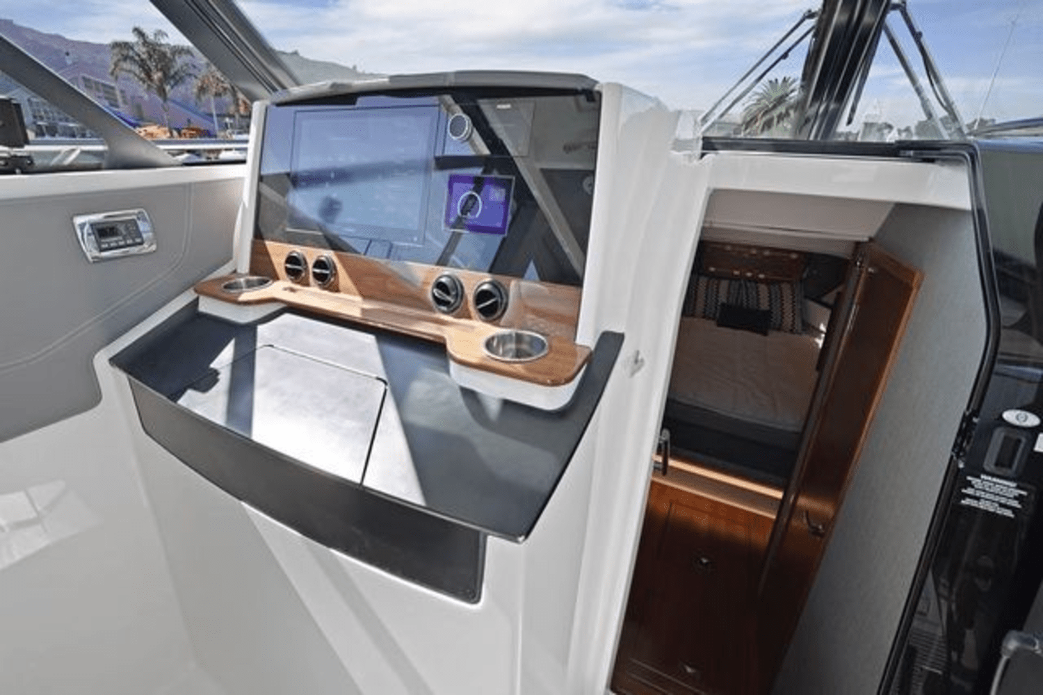 Slide: The Image of Tiara 43LE 2022 - 20