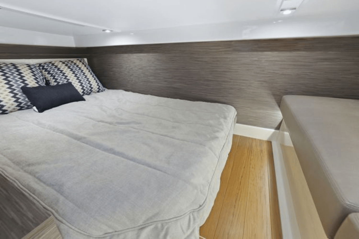 Slide: The Image of Tiara 43LE 2022 - 23