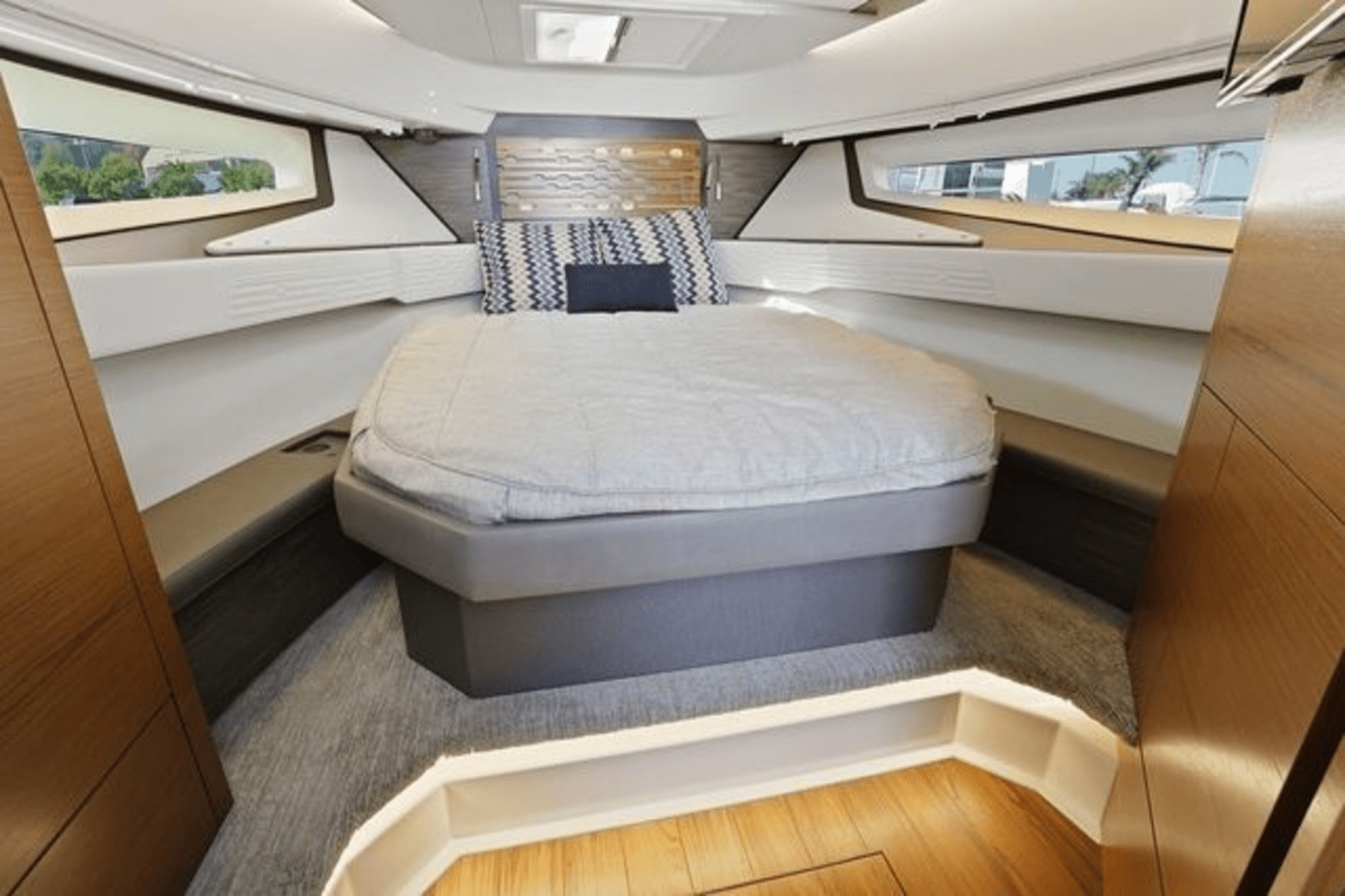 Slide: The Image of Tiara 43LE 2022 - 24