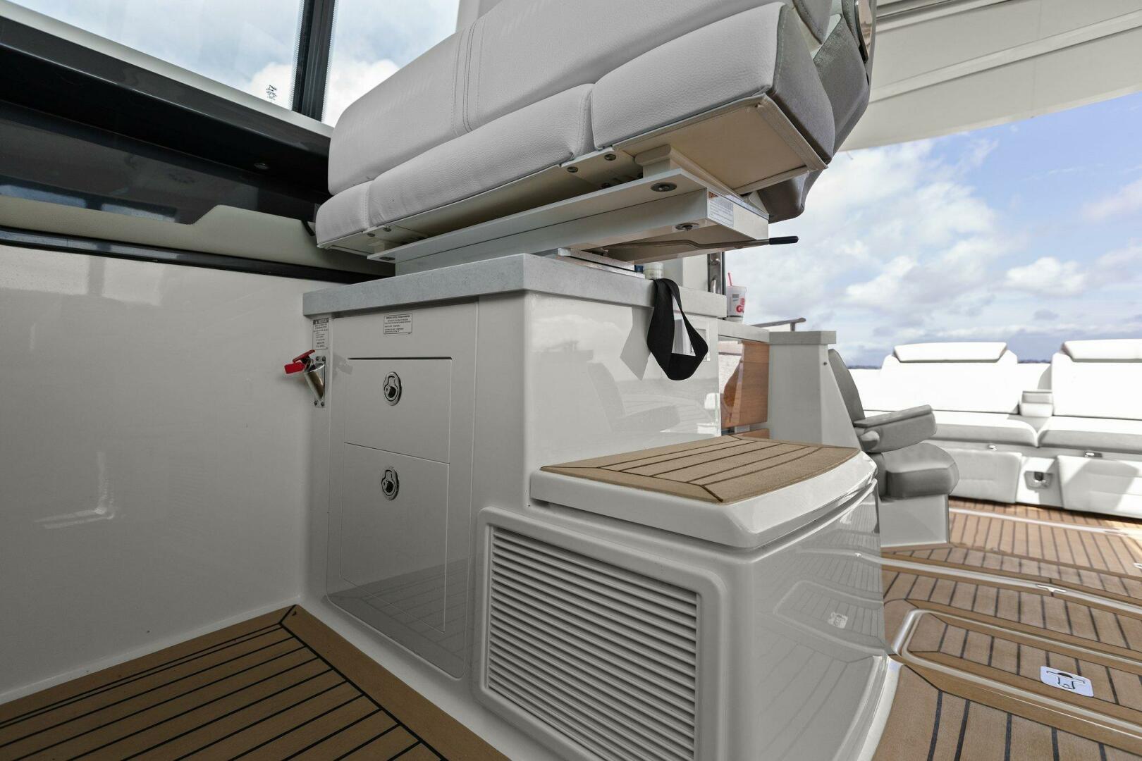Slide: The Image of 2022 Tiara Sport 43 LE - 4746600
