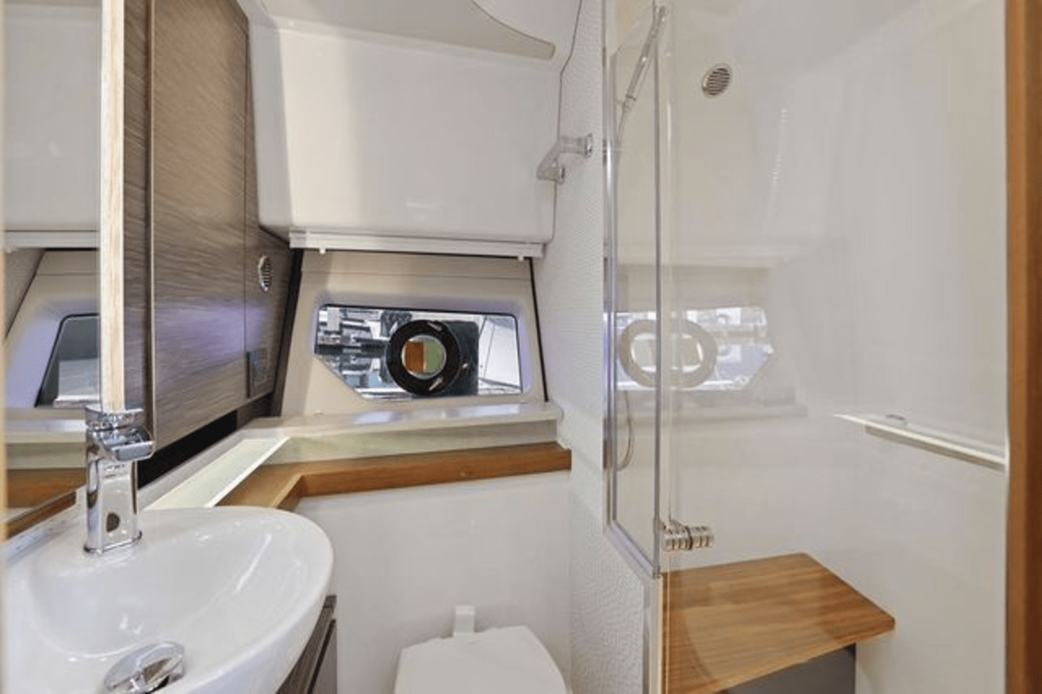 Slide: The Image of Tiara 43LE 2022 - 25