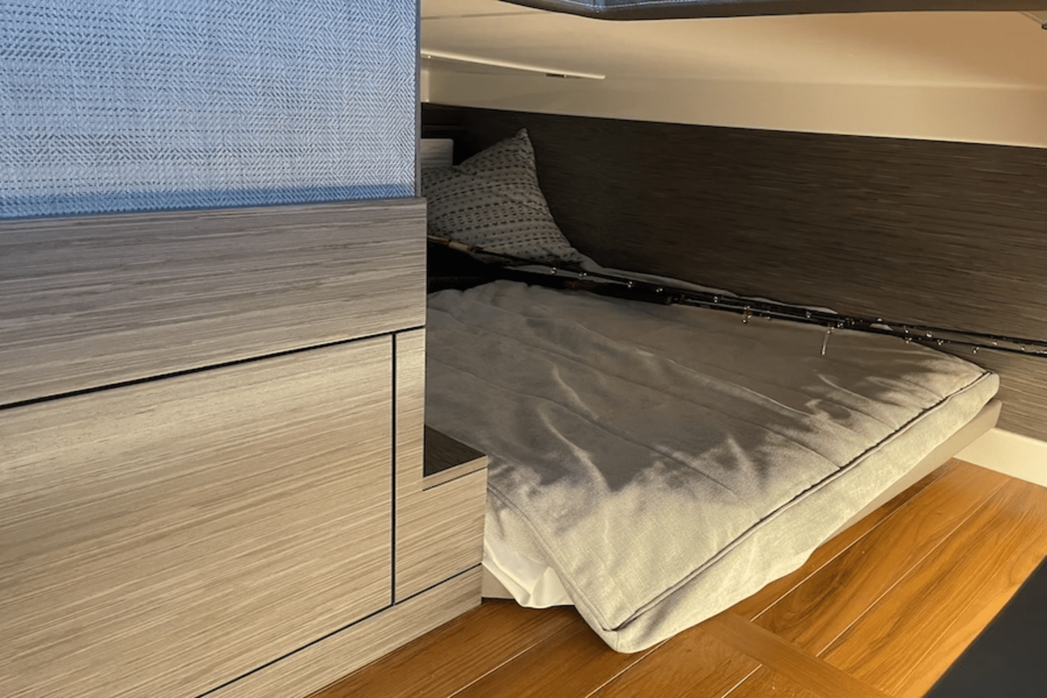 Slide: The Image of Tiara 43LE 2022 - 3