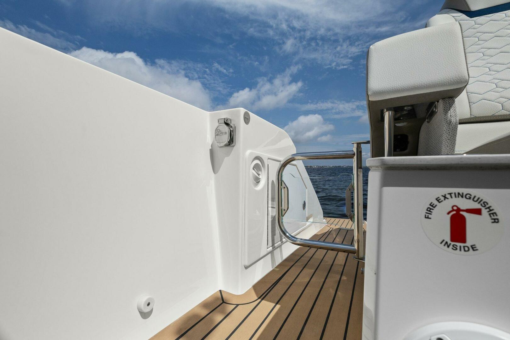 Slide: The Image of 2022 Tiara Sport 43 LE - 4746580