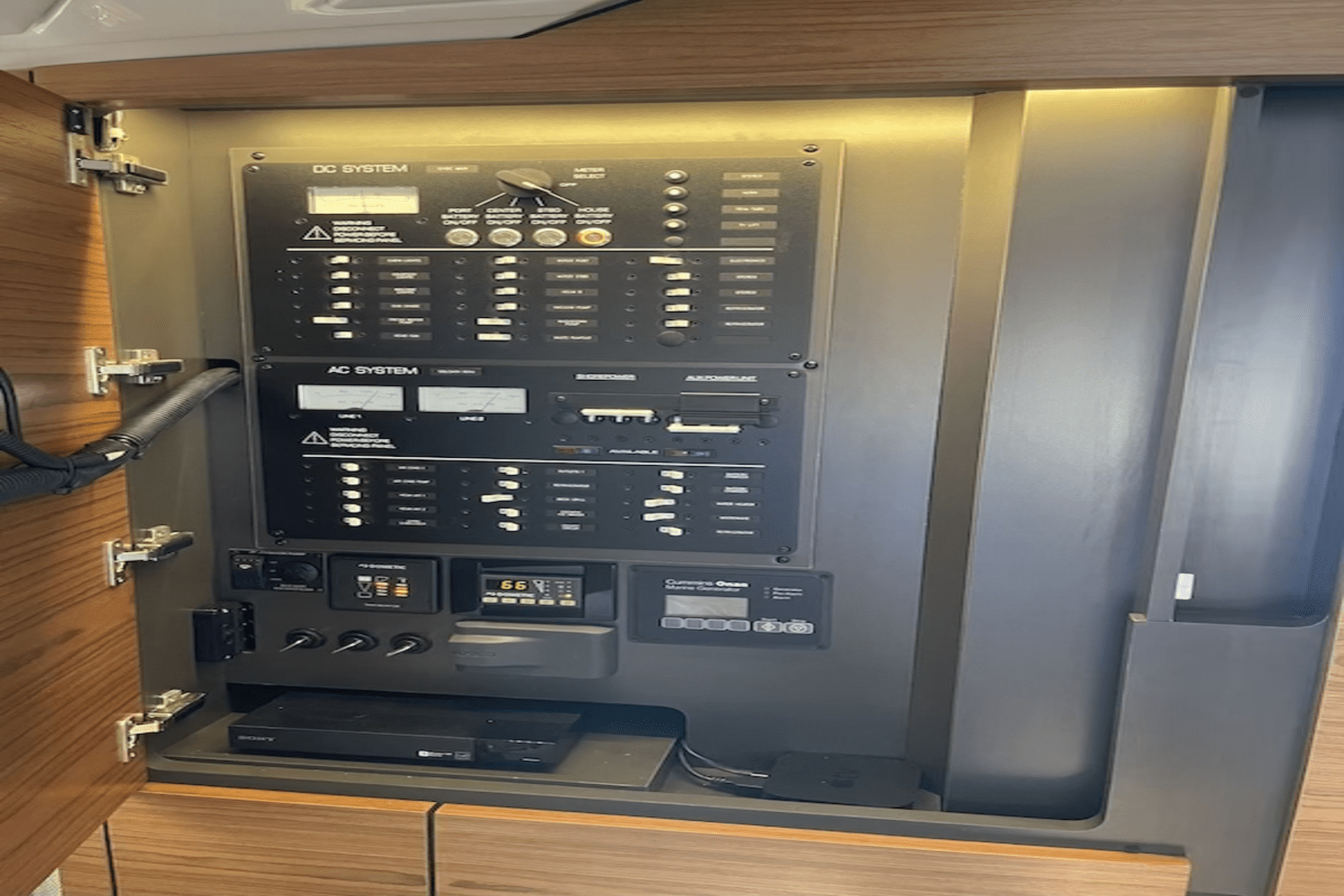 Slide: The Image of Tiara 43LE 2022 - 4