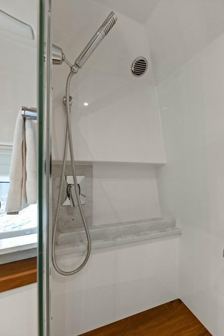 Slide: The Image of 2022 Tiara Sport 43 LE - 4746566