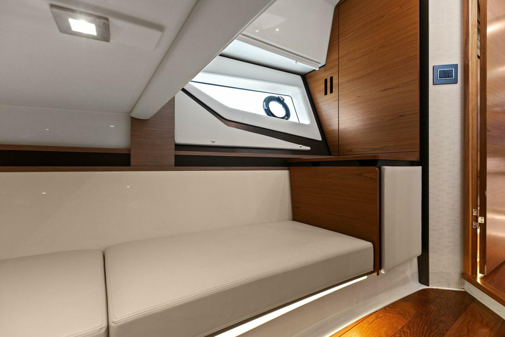 Slide: The Image of 2022 Tiara Sport 43 LE - 4746567