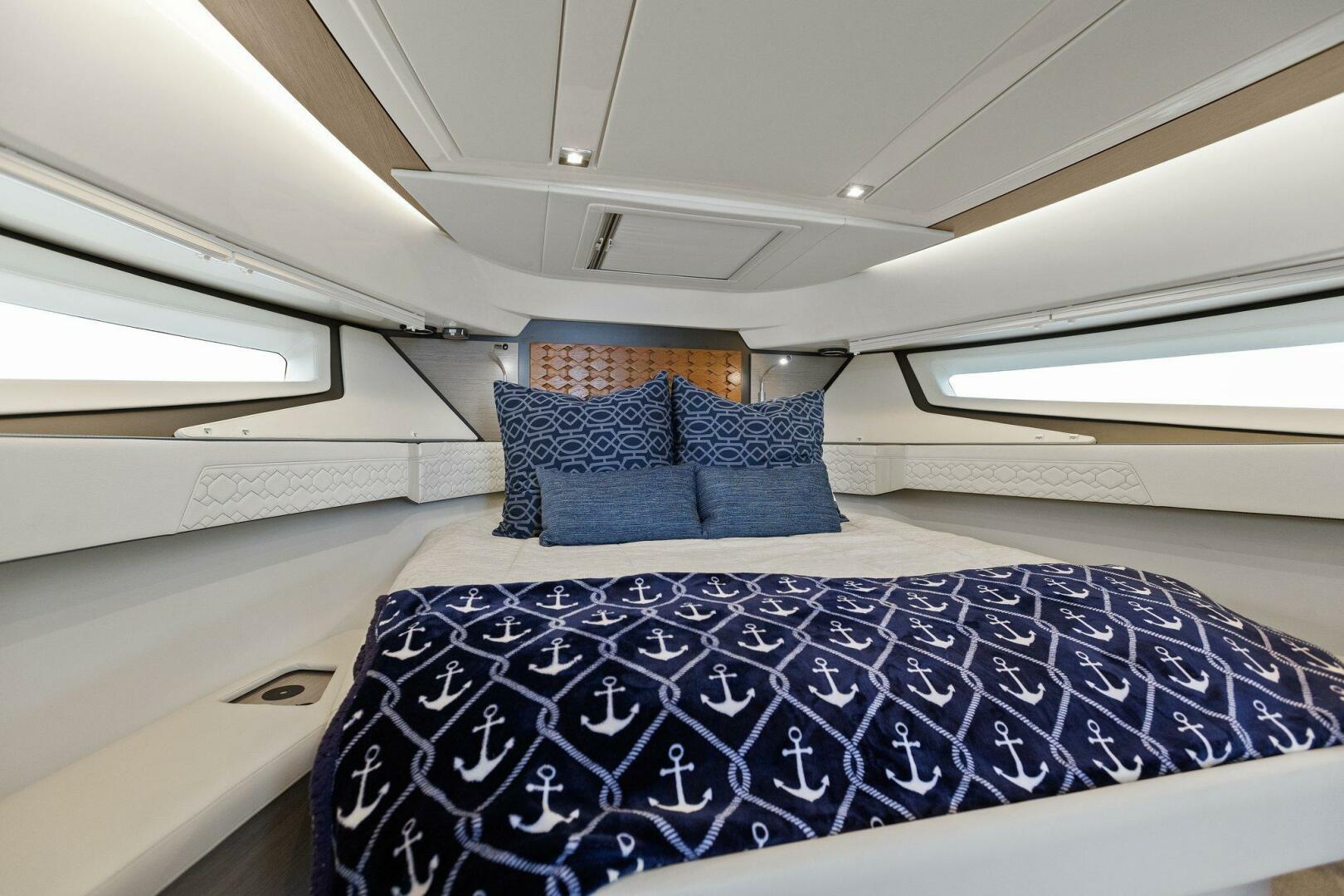 Slide: The Image of 2022 Tiara Sport 43 LE - 4746572