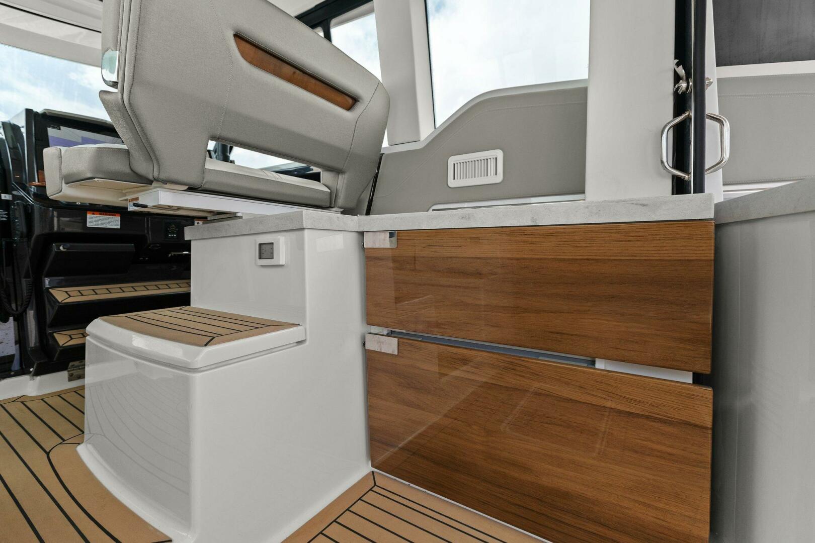 Slide: The Image of 2022 Tiara Sport 43 LE - 4746602