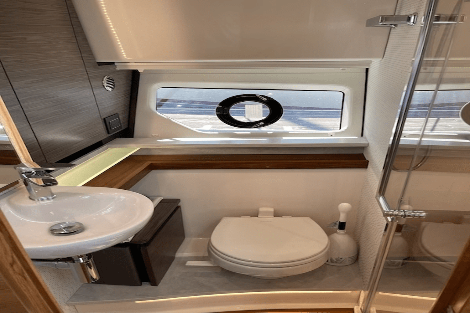 Slide: The Image of Tiara 43LE 2022 - 5