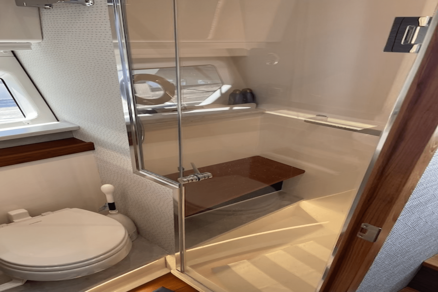 Slide: The Image of Tiara 43LE 2022 - 6