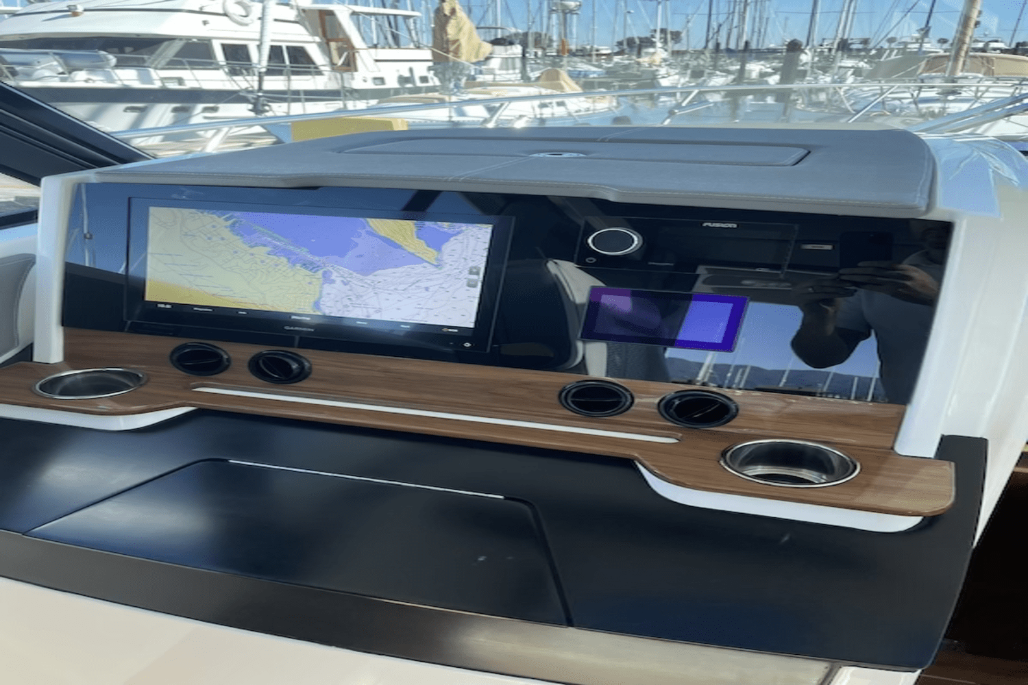 Slide: The Image of Tiara 43LE 2022 - 7