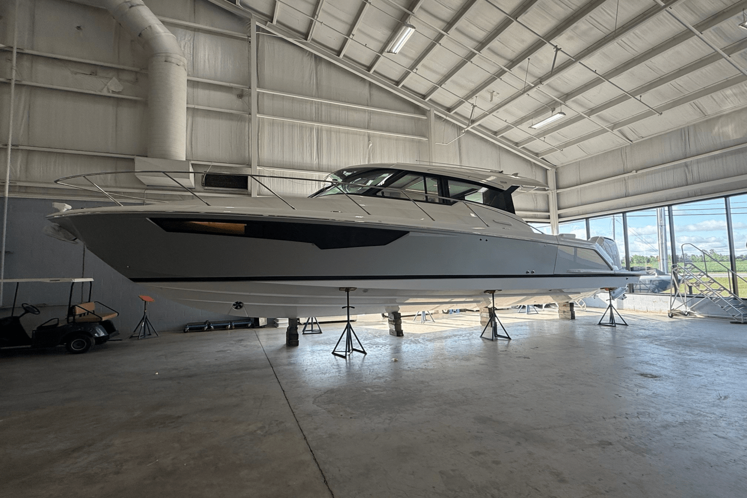 Slide: The Image of Tiara 43LE 2026 - 0