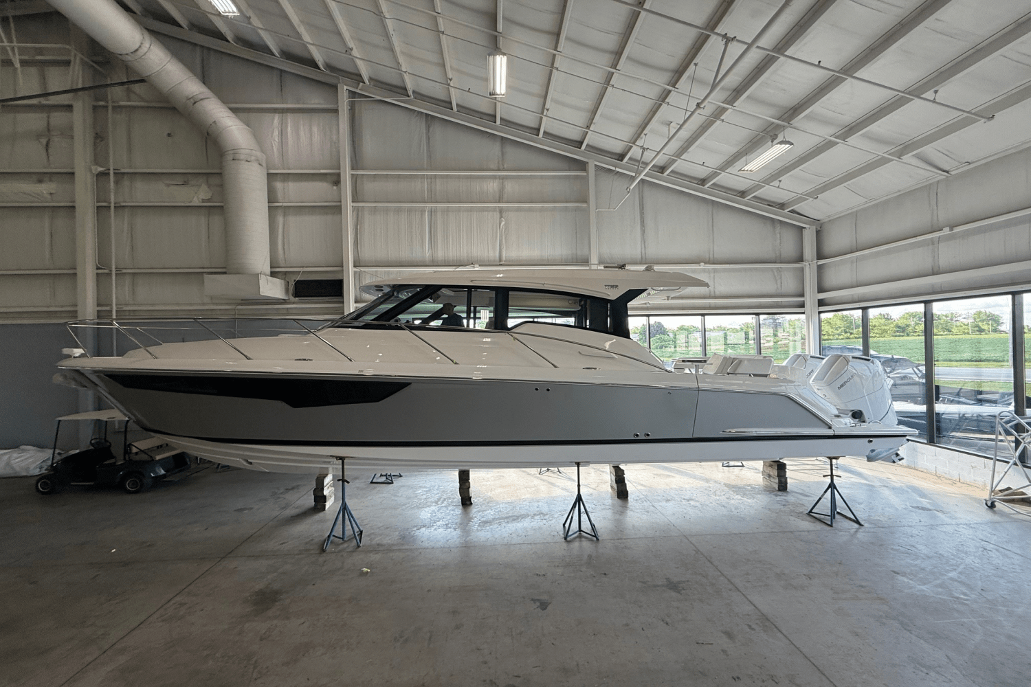 Slide: The Image of Tiara 43LE 2026 - 1