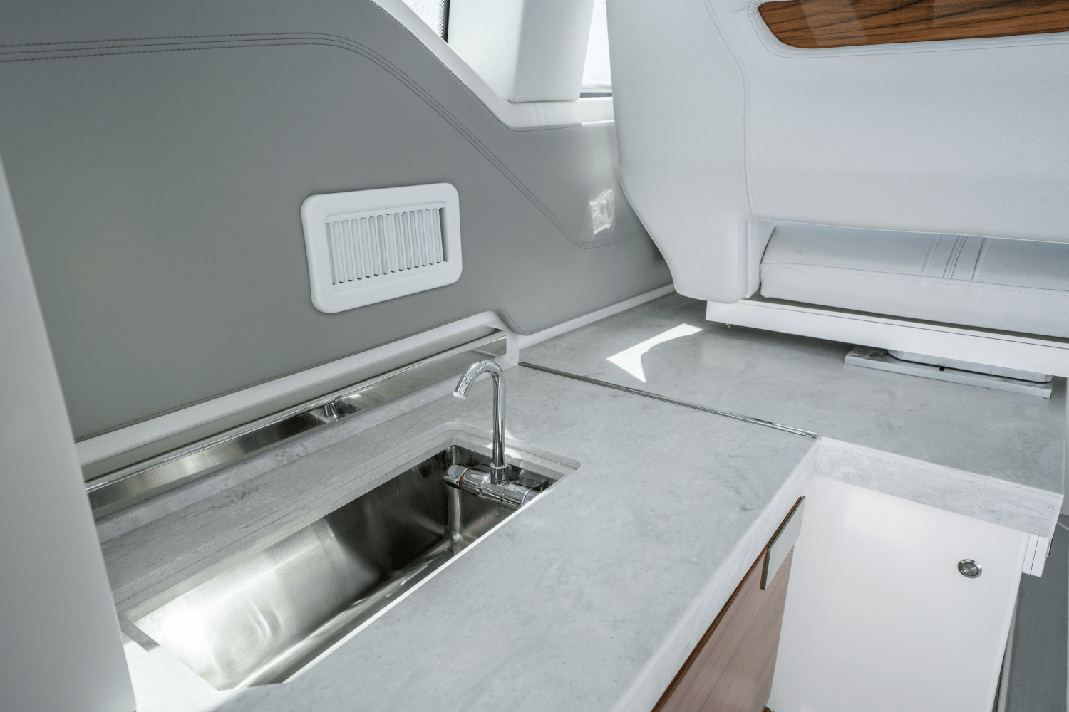 Slide: The Image of Tiara 43LE 2026 - 15