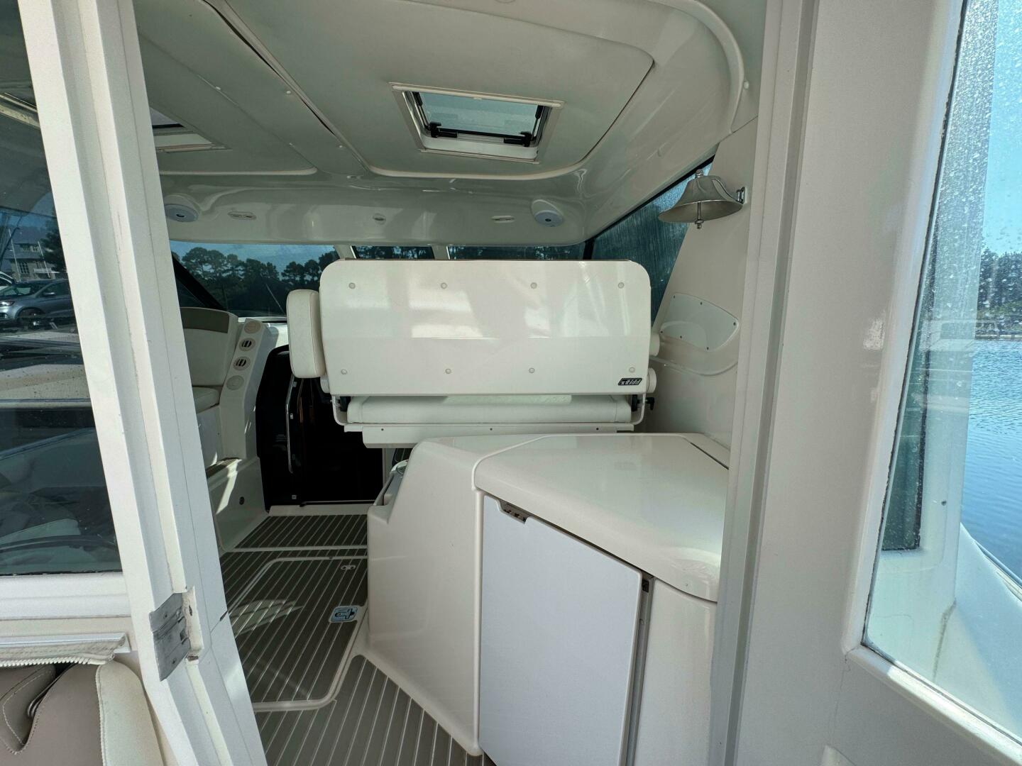 Slide: The Image of 2004 Tiara Yachts 4400 Sovran Power 9859629 984848027 0 020720251044 29 - 5441778