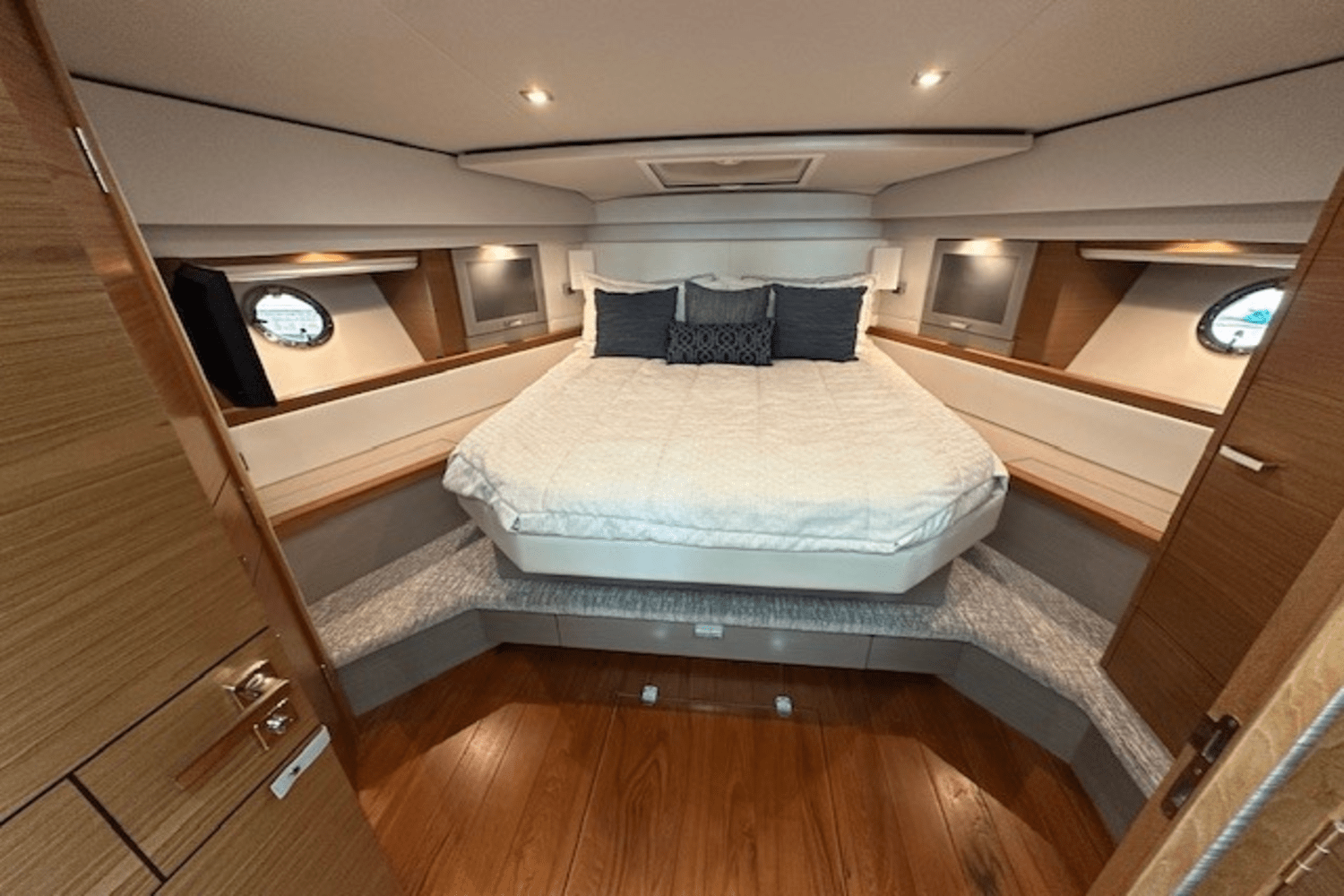 Slide: The Image of Tiara 44 COUPE 2022 - 37