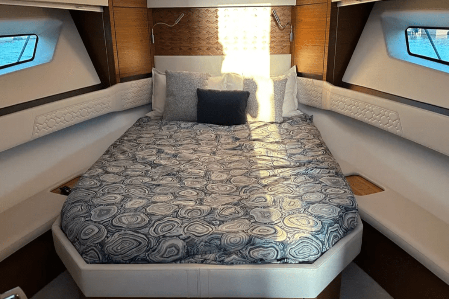 Slide: The Image of Tiara 48LE LUXURY EXPRESS 2024 - 16