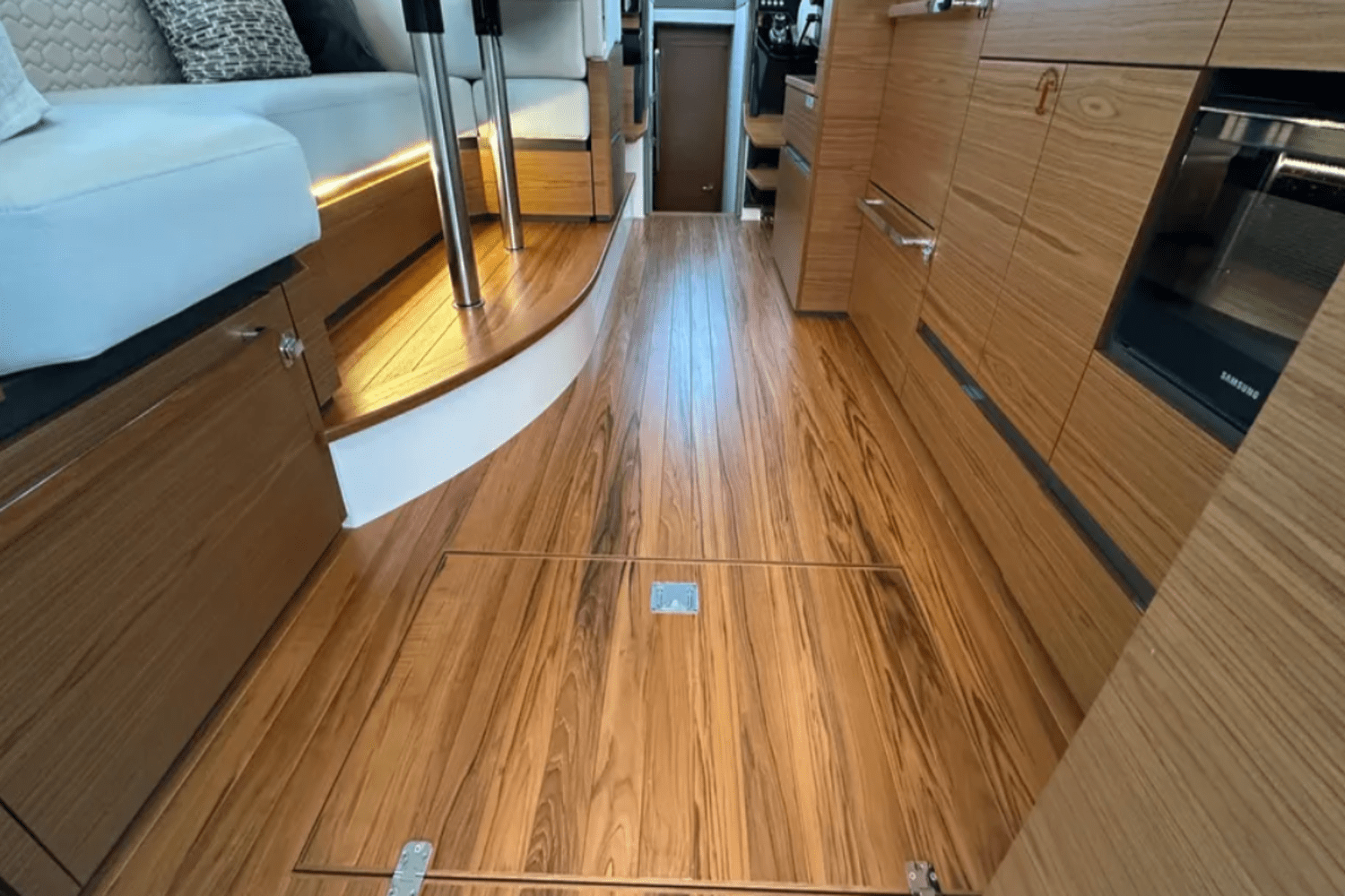 Slide: The Image of Tiara 48LE LUXURY EXPRESS 2024 - 19