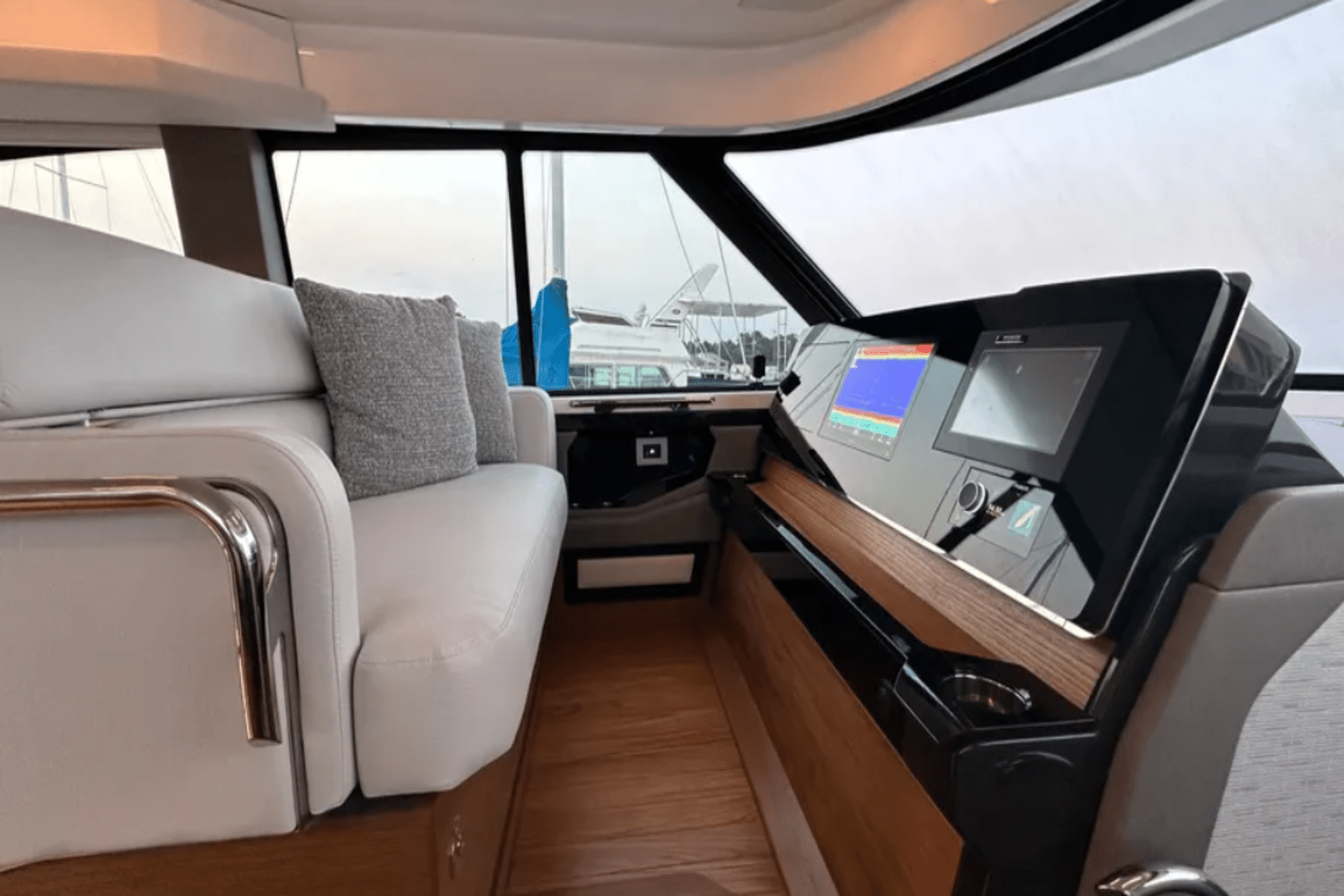 Slide: The Image of Tiara 48LE LUXURY EXPRESS 2024 - 20