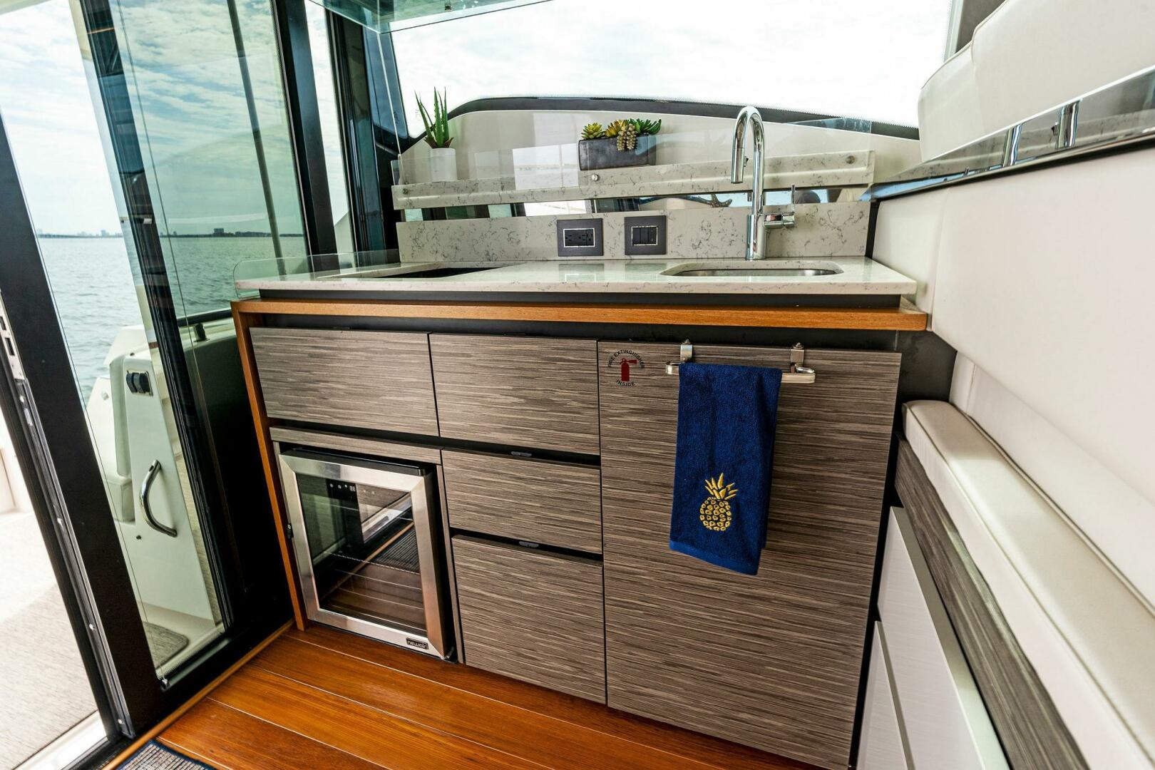 Slide: The Image of 2019 Tiara Yachts 49 Coupe VICTORY - 4327809
