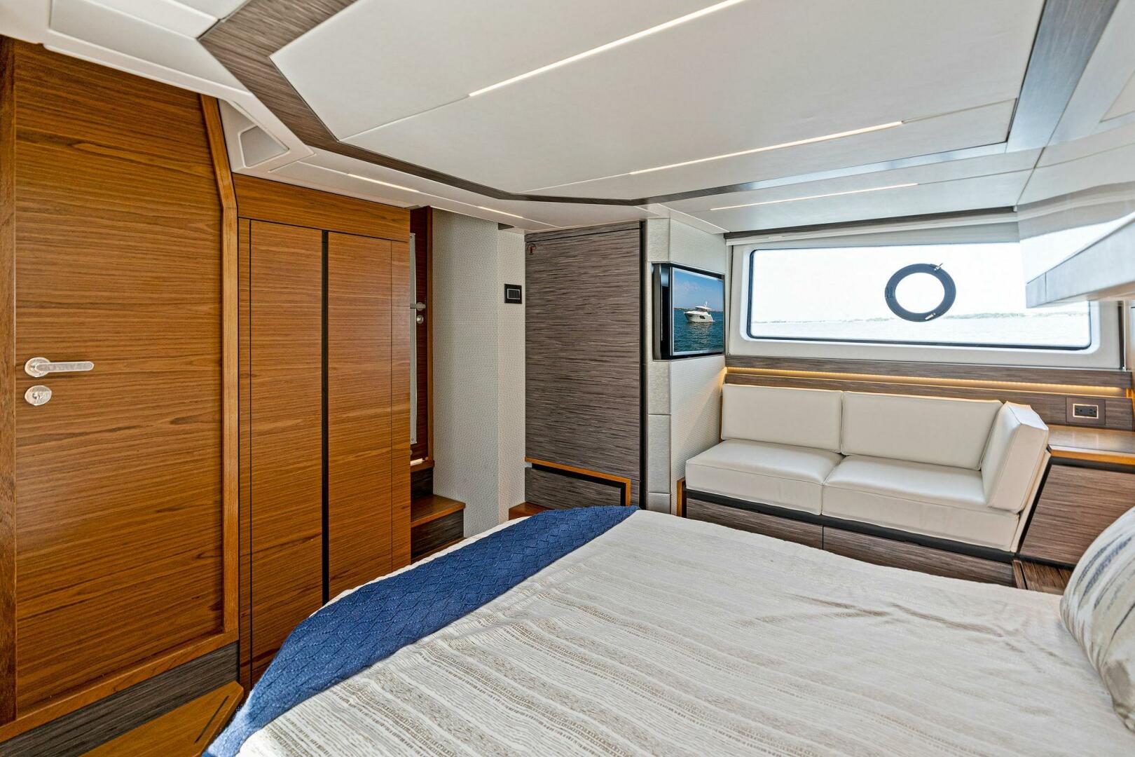 Slide: The Image of 2019 Tiara Yachts 49 Coupe VICTORY - 4327749