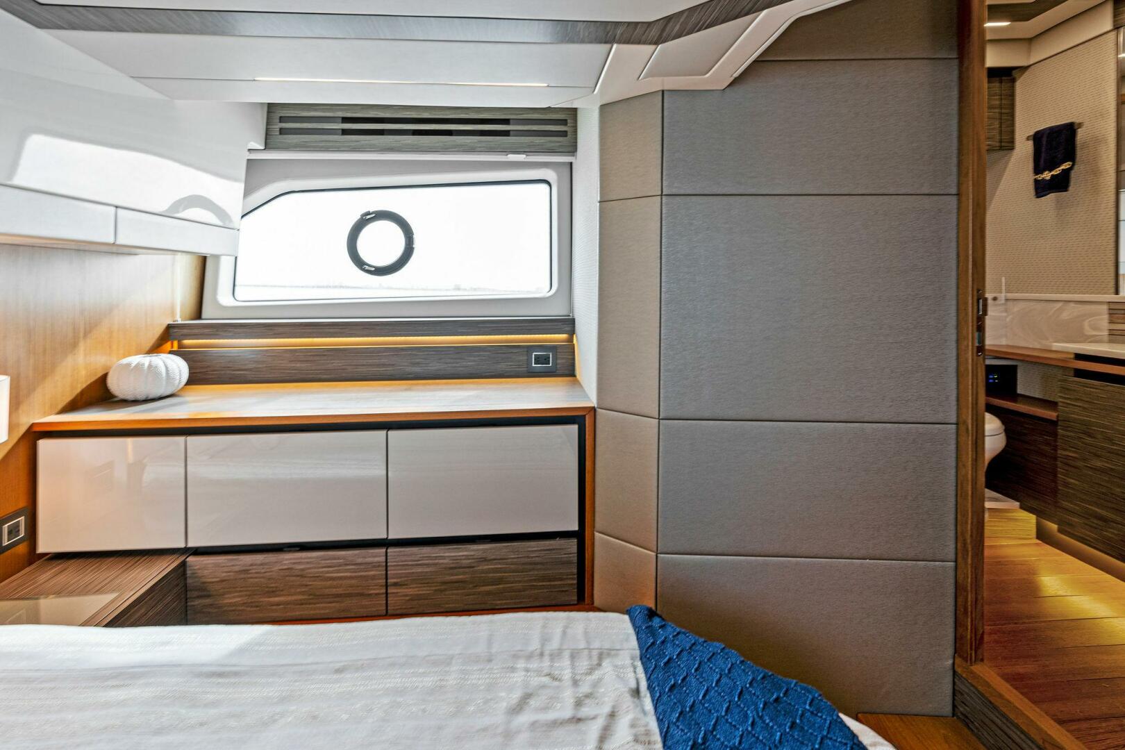 Slide: The Image of 2019 Tiara Yachts 49 Coupe VICTORY - 4327733