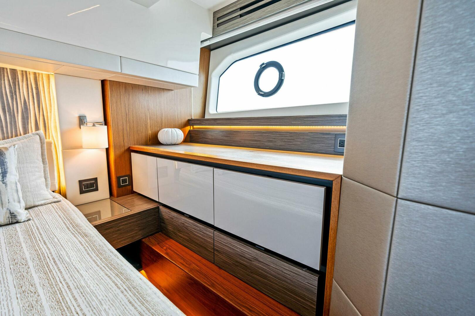 Slide: The Image of 2019 Tiara Yachts 49 Coupe VICTORY - 4327743