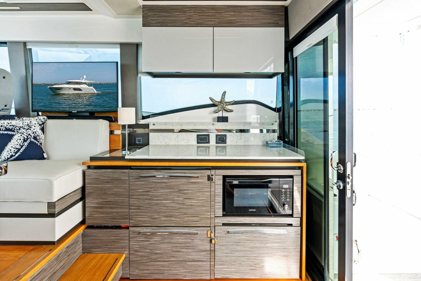 Slide: The Image of 2019 Tiara Yachts 49 Coupe VICTORY - 4327795