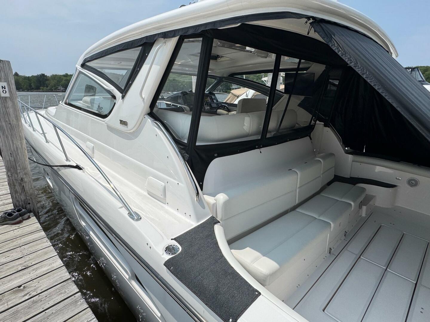 Slide: The Image of Tiara 5200 Express 2001 - 5377697