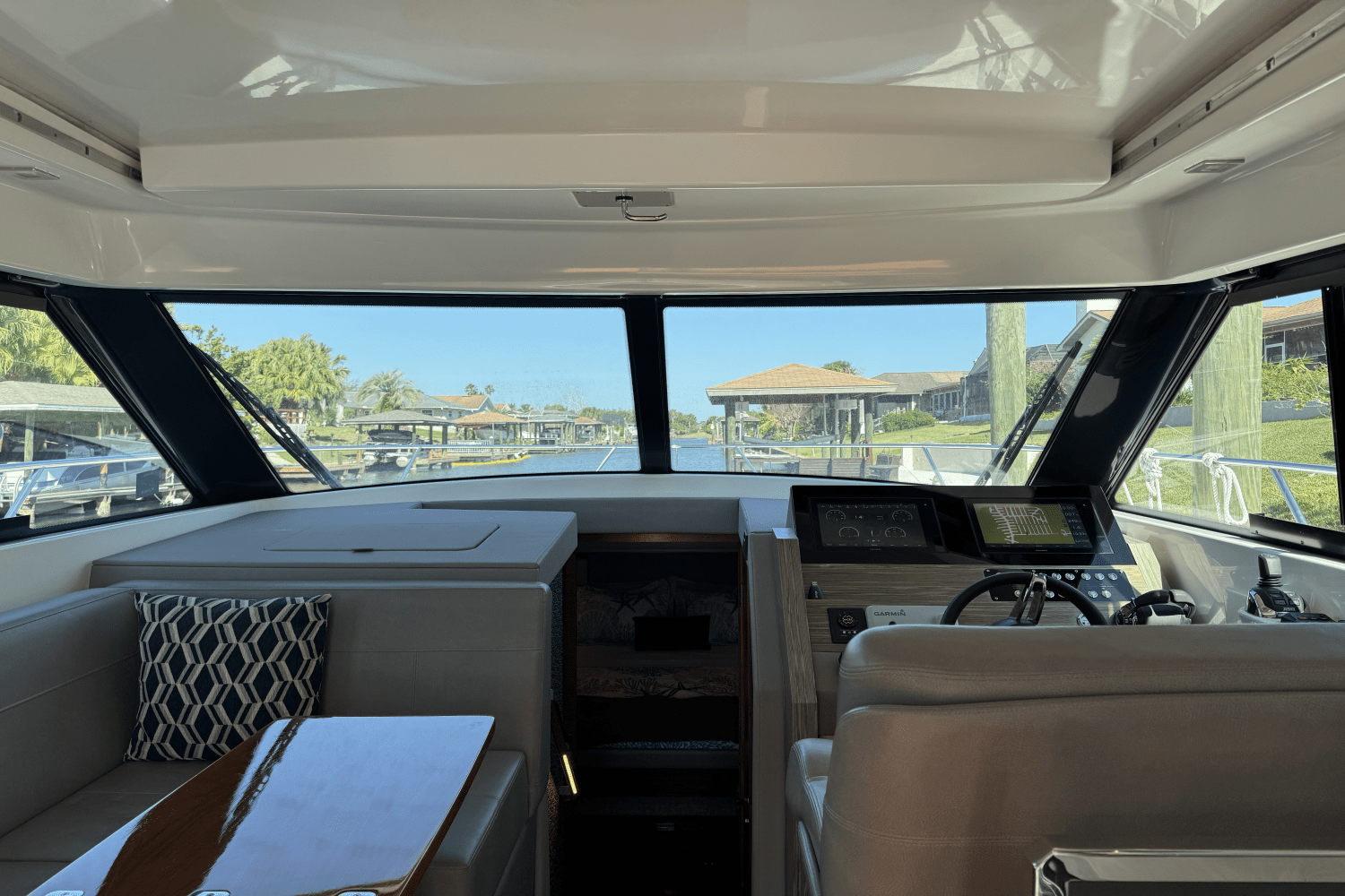 Slide: The Image of Tiara Yachts 39 COUPE 2019 - 23