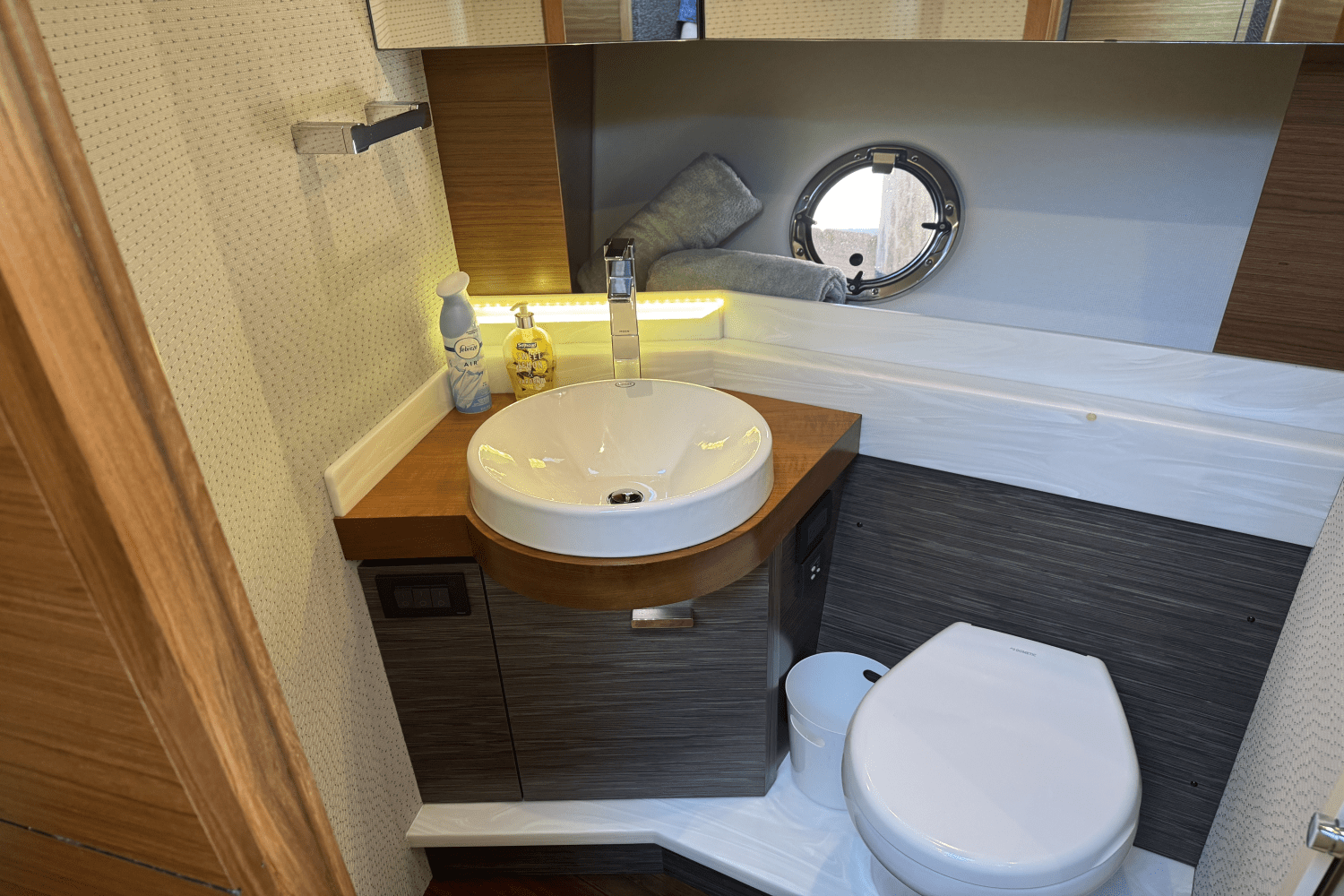 Slide: The Image of Tiara Yachts 39 COUPE 2019 - 25