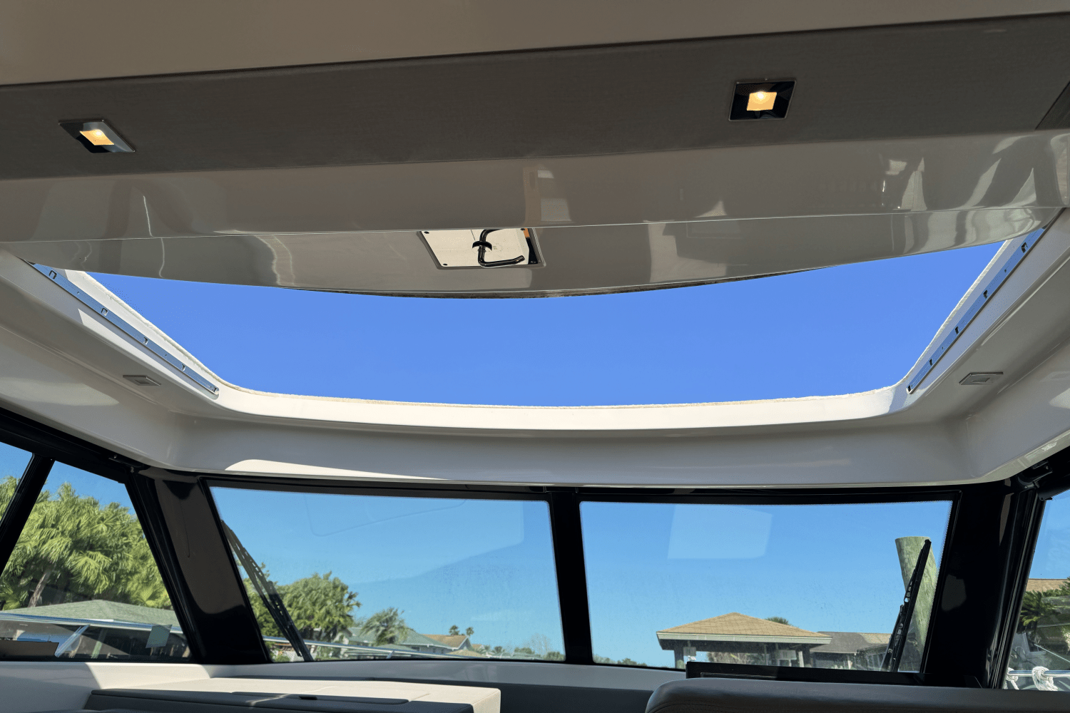 Slide: The Image of Tiara Yachts 39 COUPE 2019 - 27