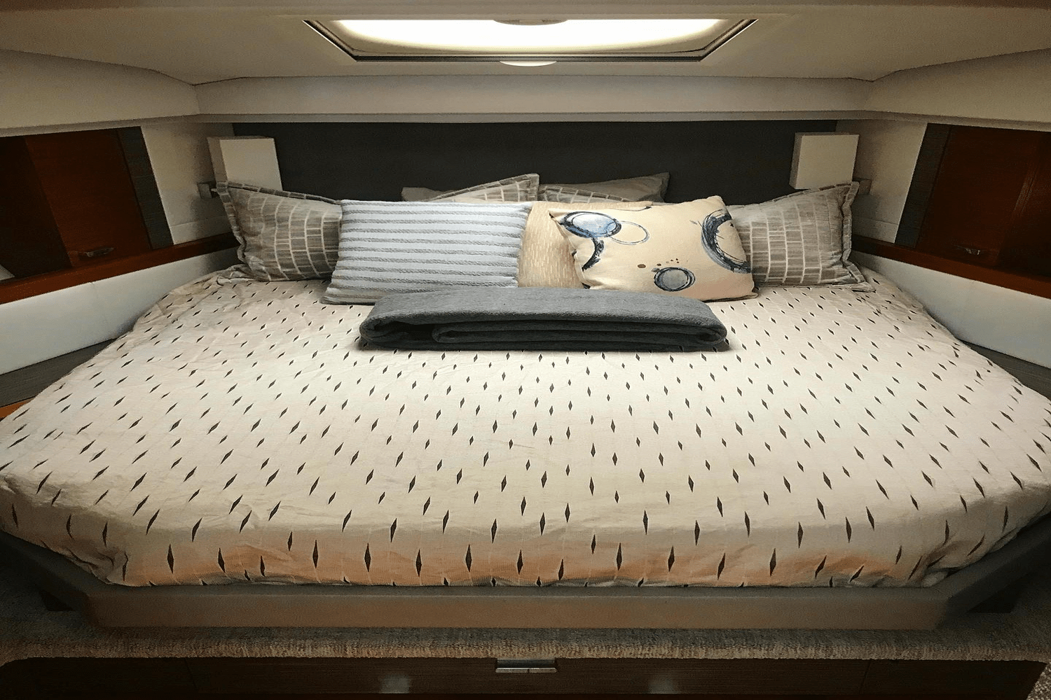 Slide: The Image of Tiara Yachts 39 COUPE 2019 - 38