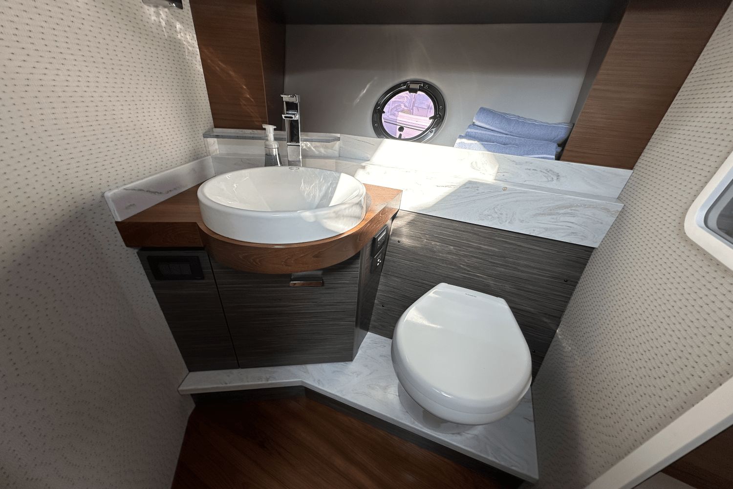 Slide: The Image of Tiara Yachts 39 COUPE 2020 - 11