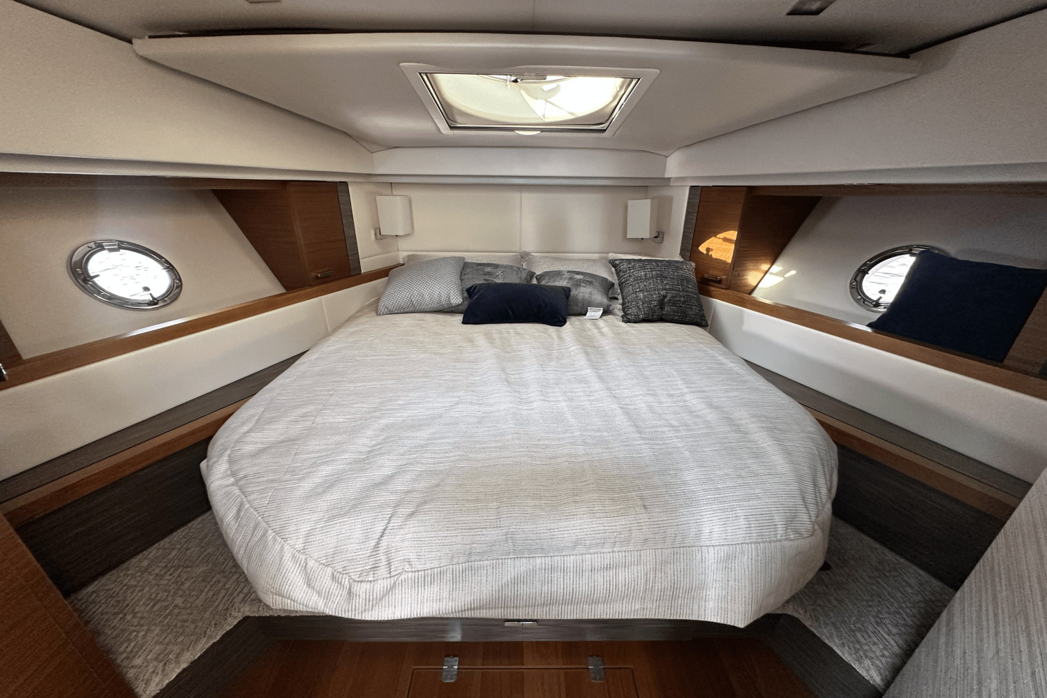 Slide: The Image of Tiara Yachts 39 COUPE 2020 - 21