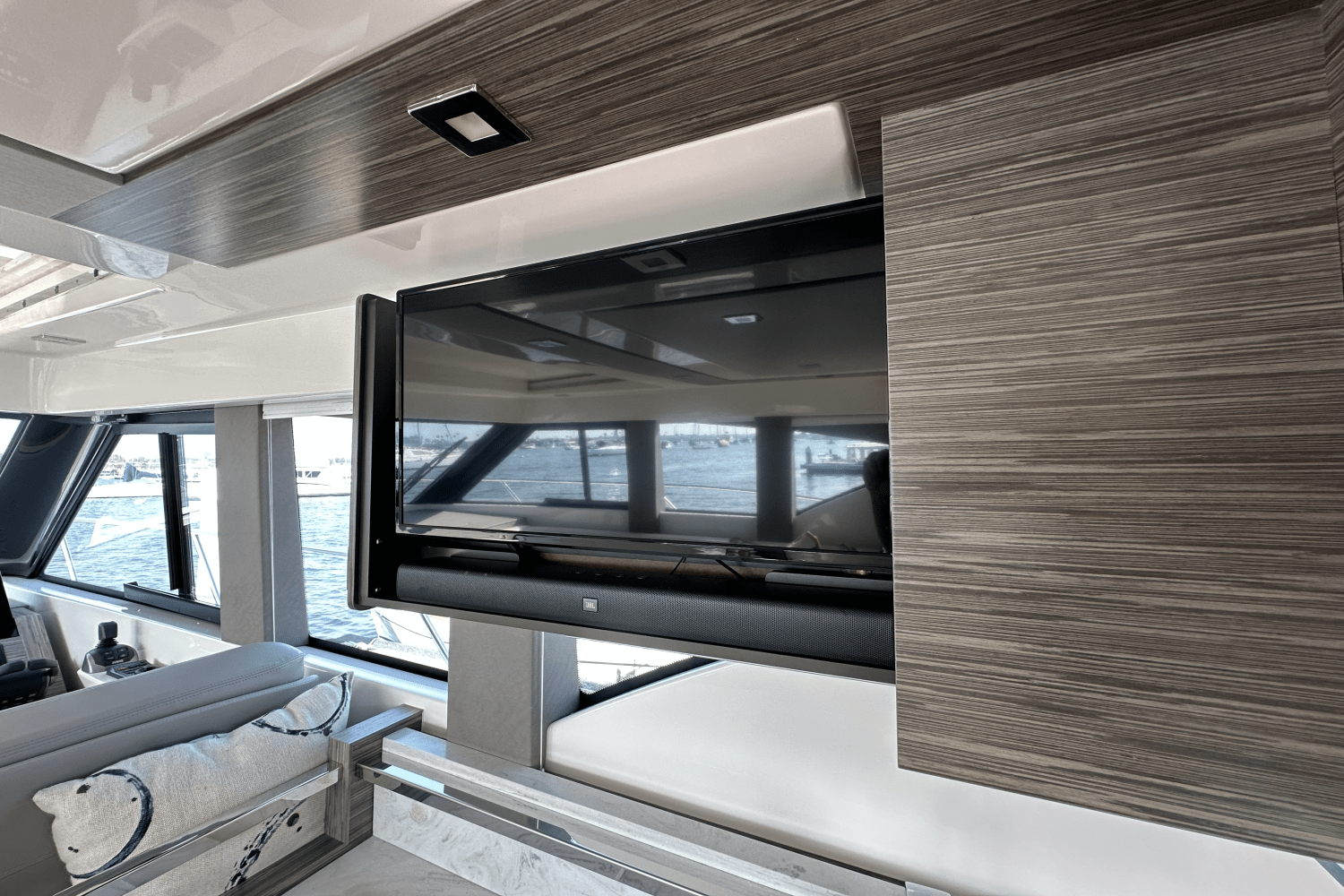 Slide: The Image of Tiara Yachts 39 COUPE 2020 - 6