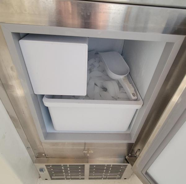 Slide: The Image of Ice maker on a 1996 Tiara Yachts 4000 Express, filled with ice and a scoop. - 47