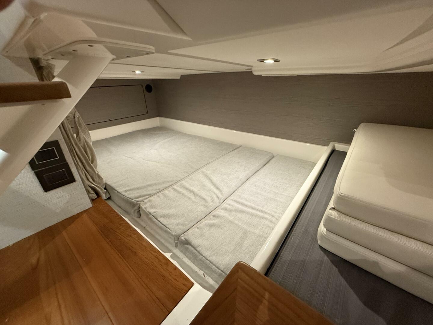 Slide: The Image of Tiara Yachts 43 2023 - 5396342