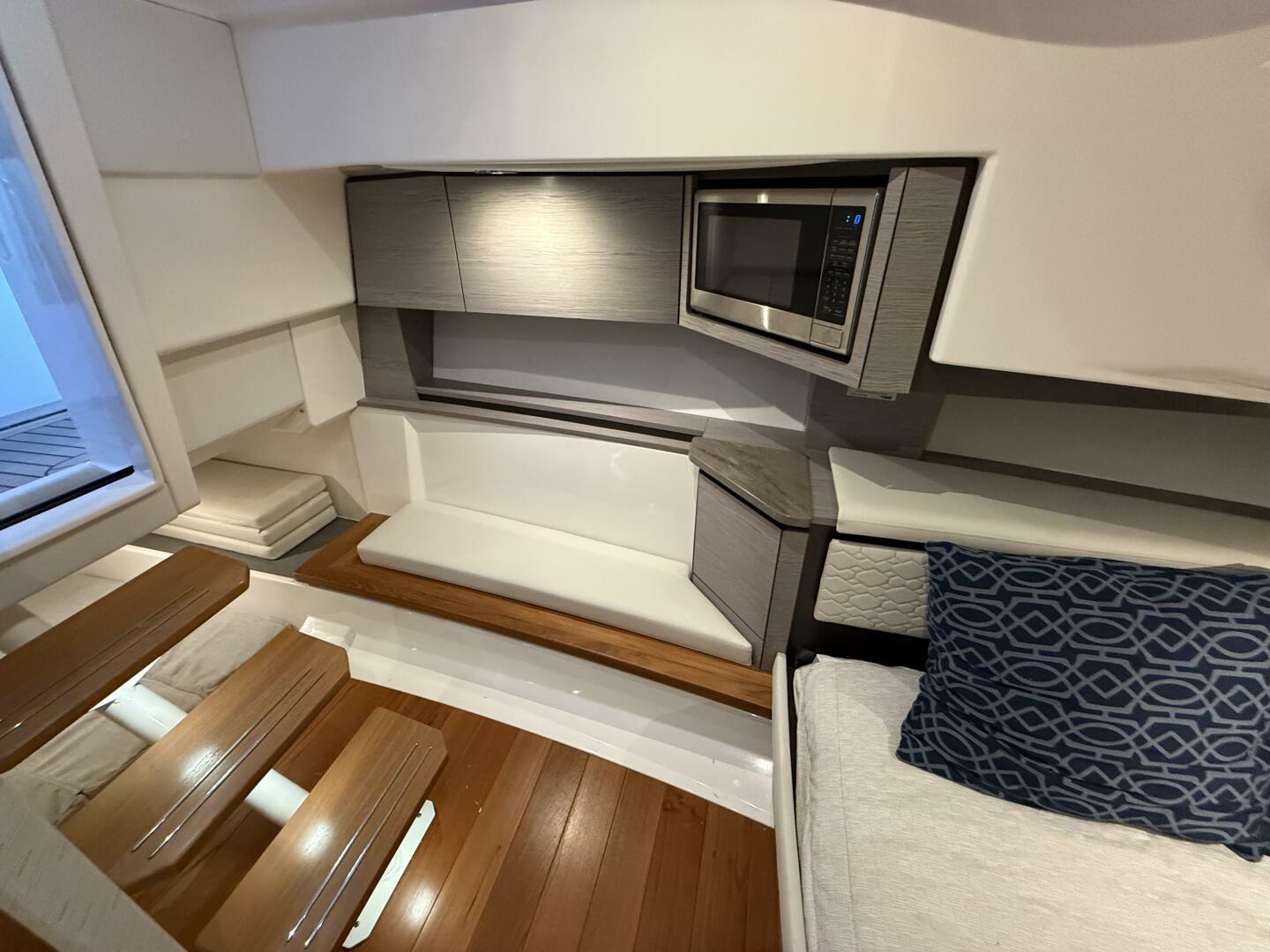 Slide: The Image of Tiara Yachts 43 2023 - 5396346