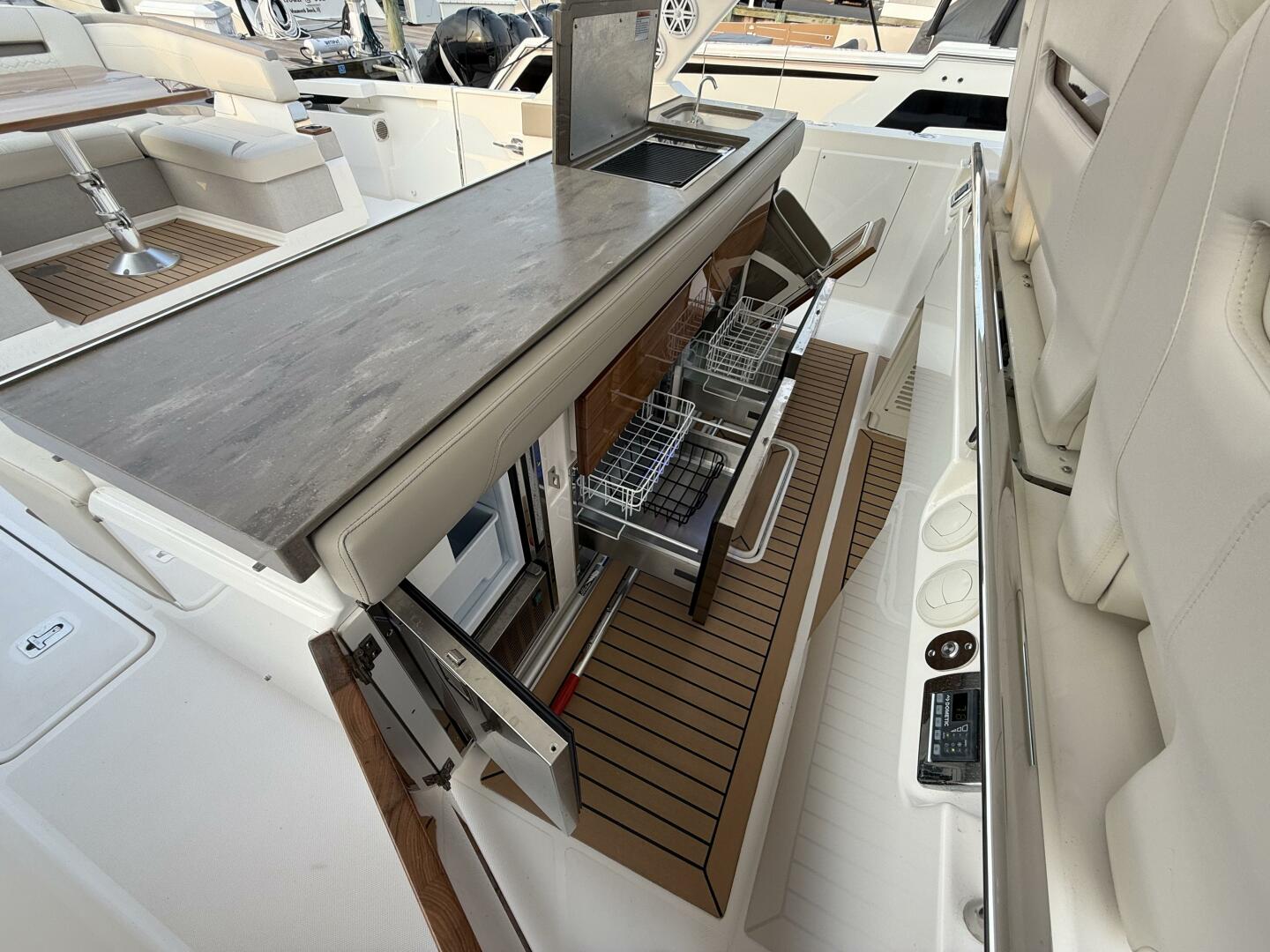 Slide: The Image of Tiara Yachts 43 2023 - 5396378