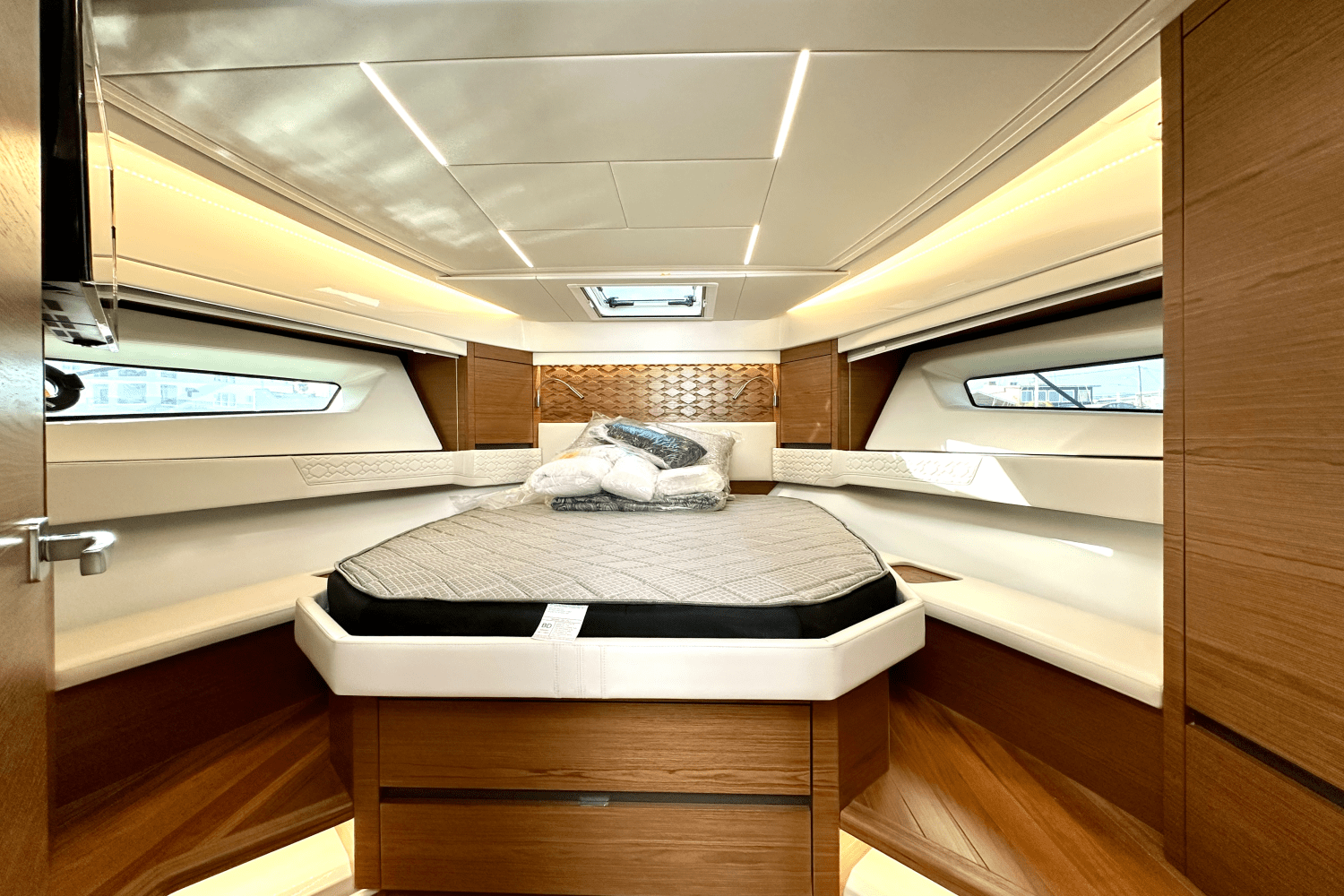 Slide: The Image of Tiara Yachts 48 LE 2025 - 42