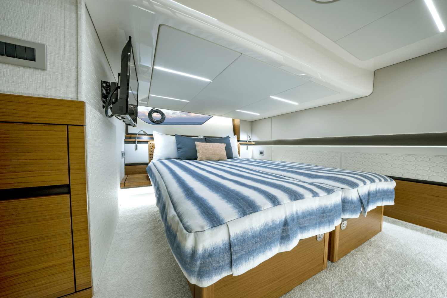 Slide: The Image of Tiara Yachts 48LE 2026 - 16
