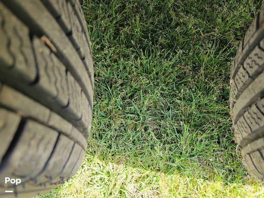 Slide: The Image of Tire Treads - 13914576